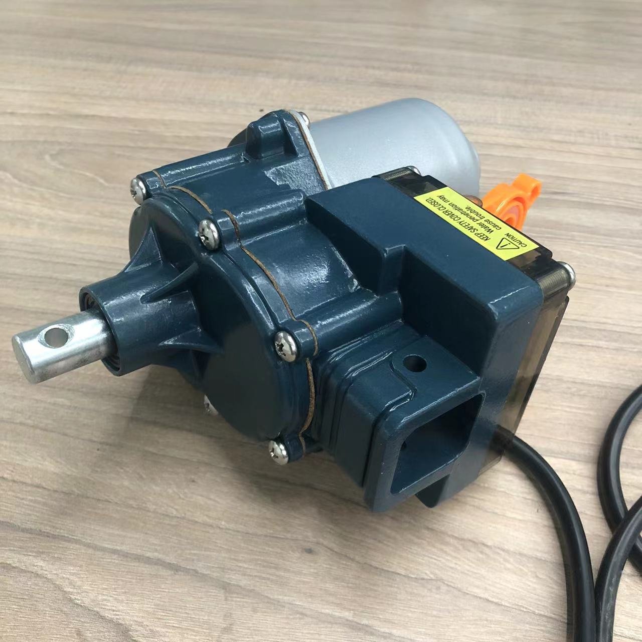 Agricultural plastic film greenhouse top side ventilation dc24v 180w curtain electric crank roll up motor with climbing device