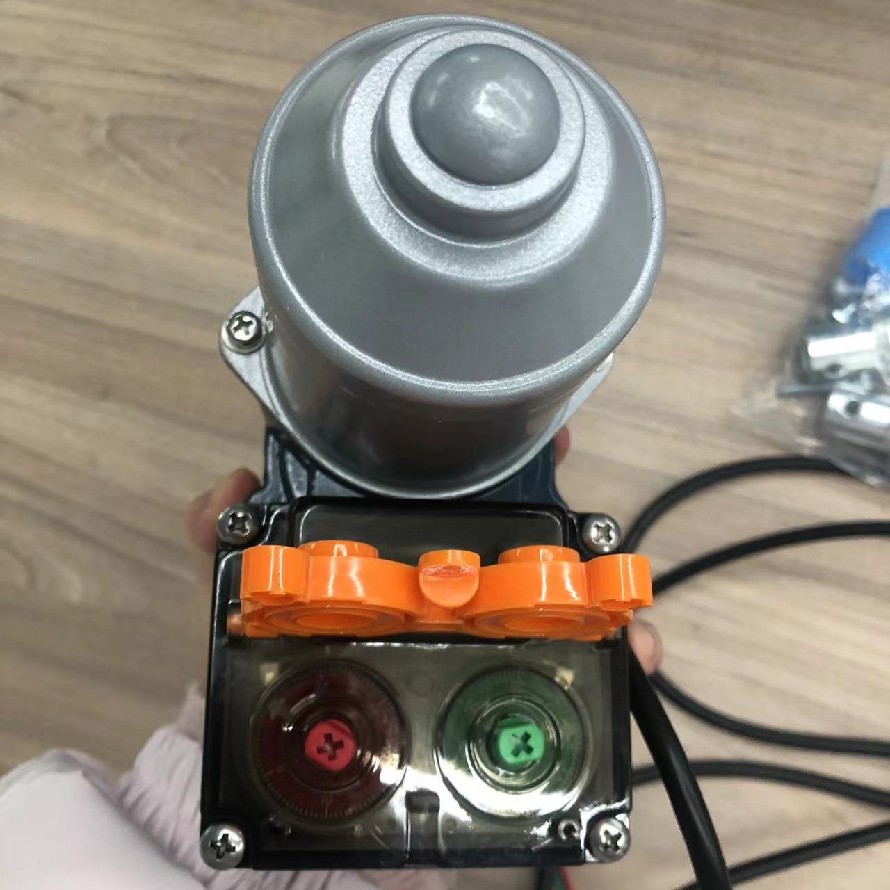 Agricultural plastic film greenhouse top side ventilation dc24v 180w curtain electric crank roll up motor with climbing device