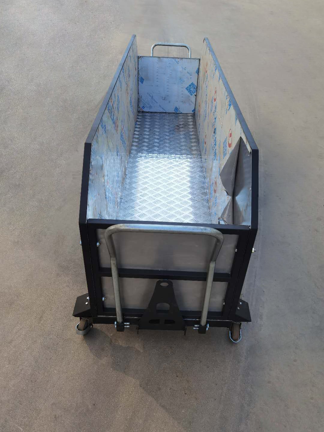 Greenhouse equipment leaves collection trolley for removal and collection of senescent leaves hand cart box