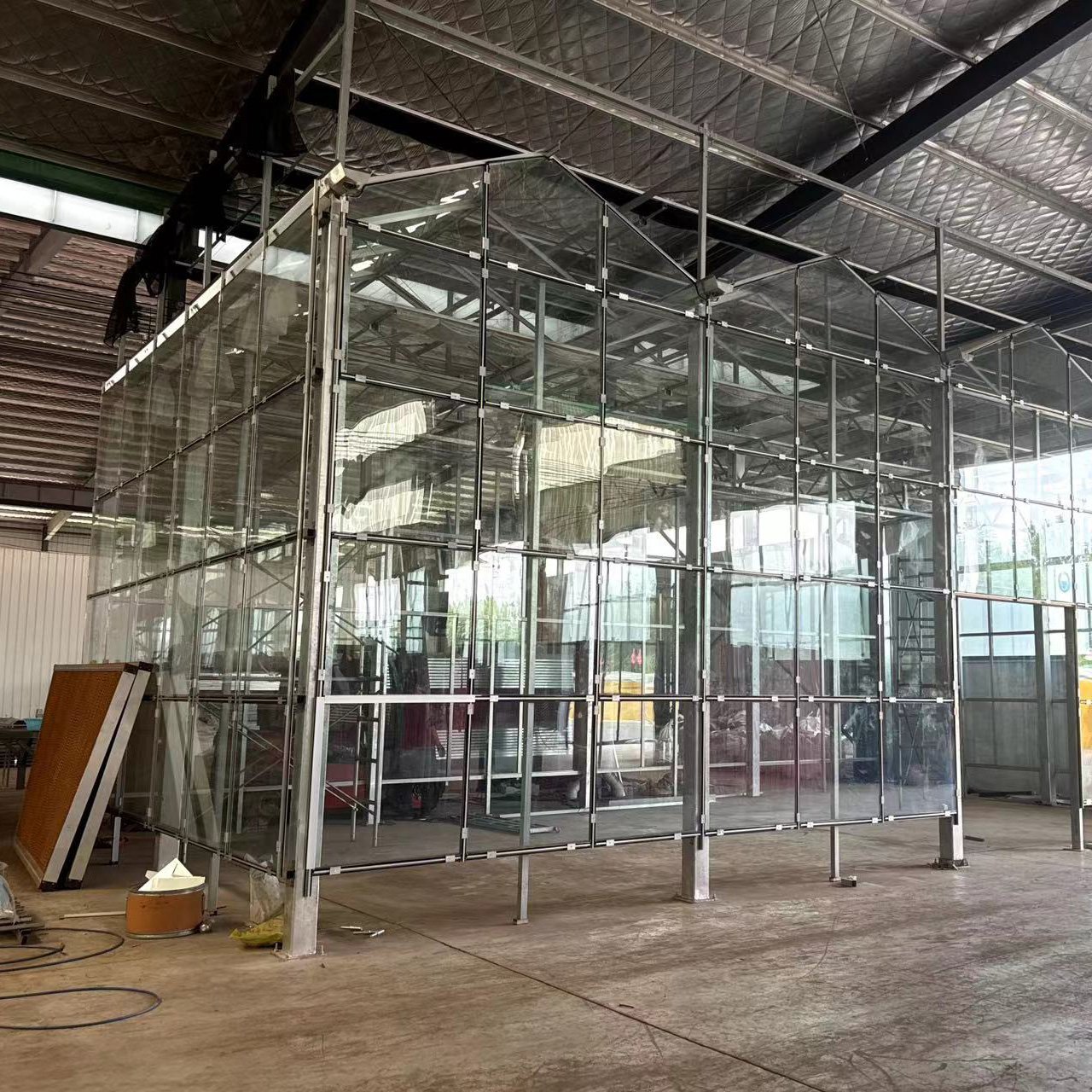 Glass greenhouse can be placed coco peatnft and system pvc pipe/channel for greenhouse hydroponic tube for planting vegetable