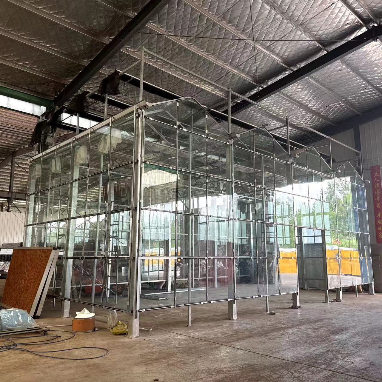 Glass greenhouse can be placed coco peatnft and system pvc pipe/channel for greenhouse hydroponic tube for planting vegetable