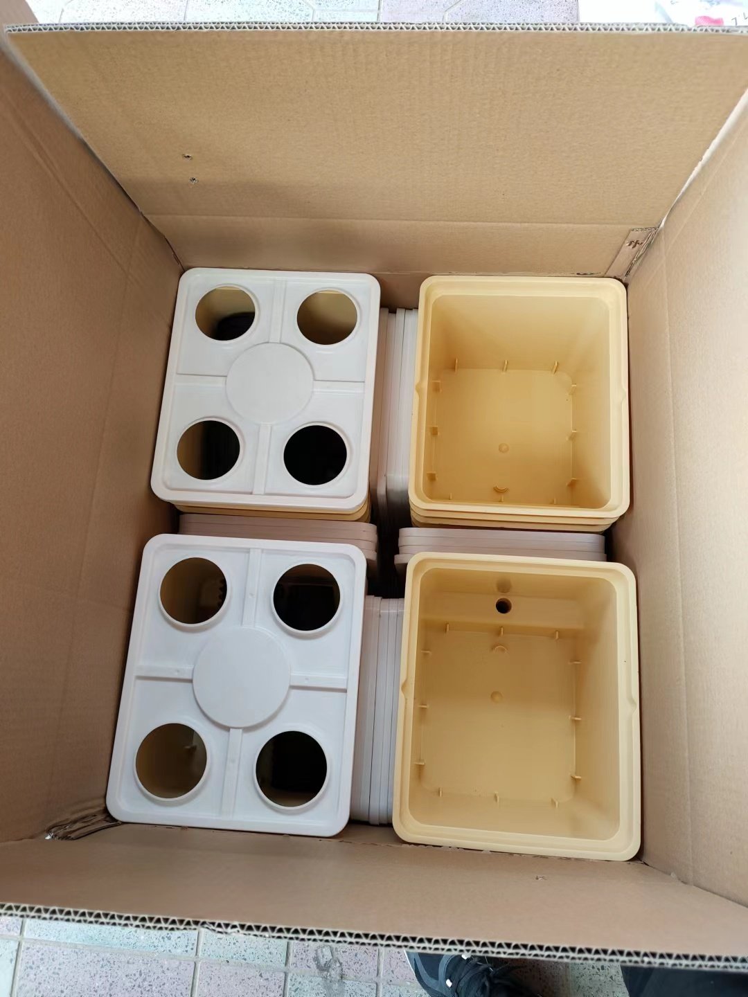 Good quality agricultural greenhouse hydroponic irrigation system tomato dutch bucket with two holes lid water tube net pot