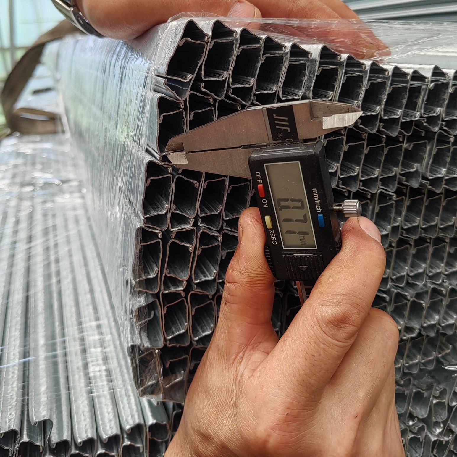 Agricultural greenhouses accessories galvanized /aluminium alloy lock profile spring lock channel for film greenhouse
