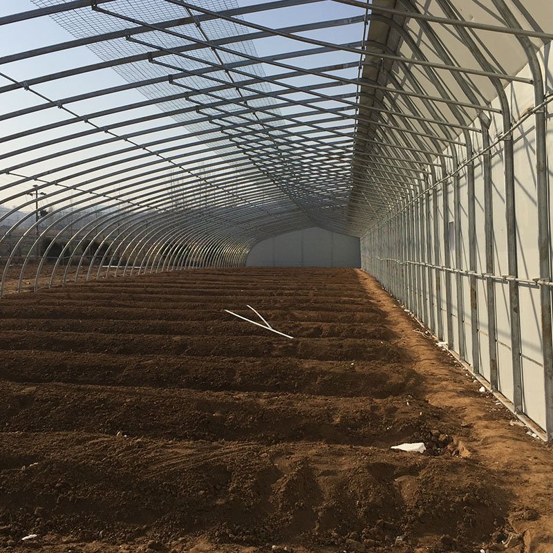 Agricultural solar greenhouse with heating system