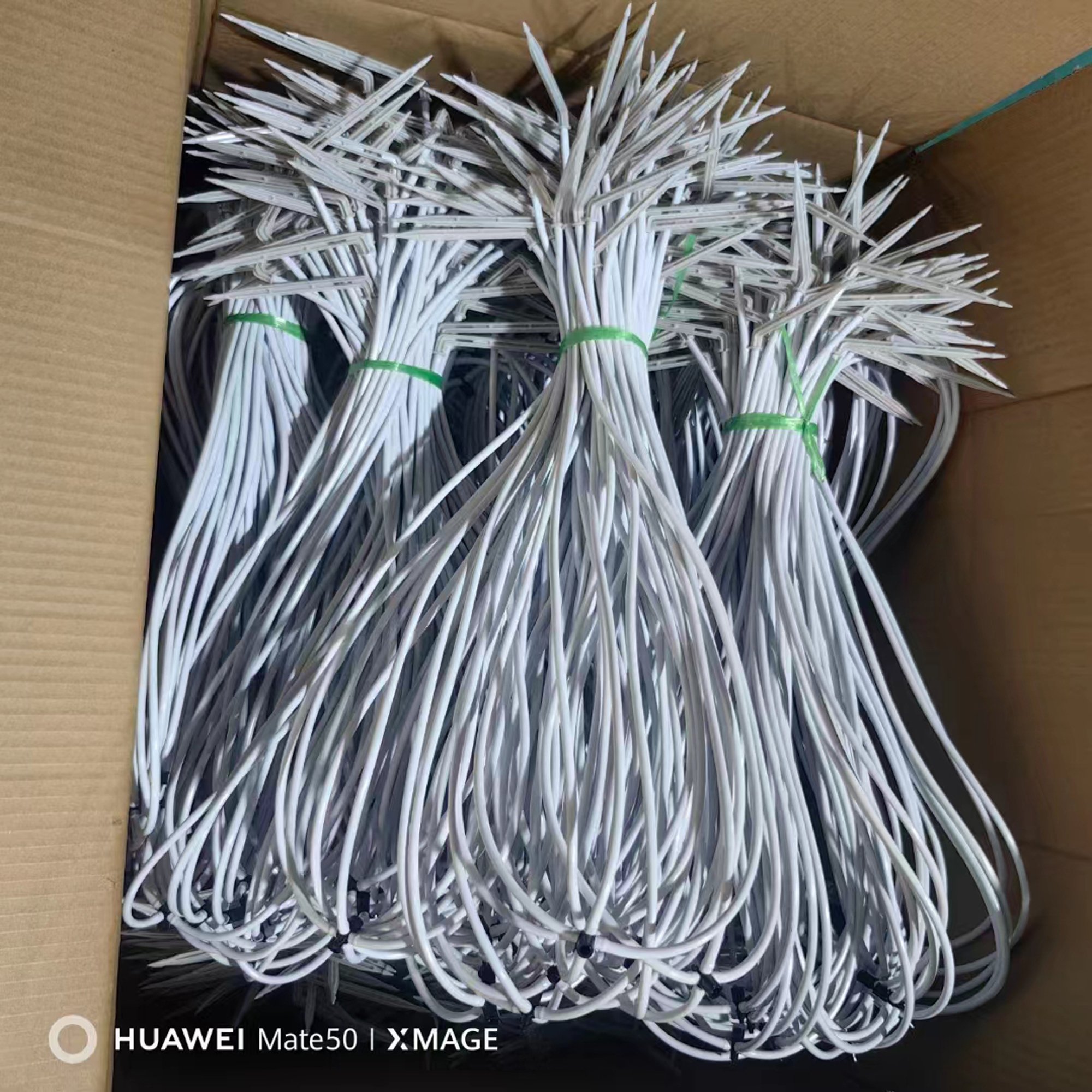 Factory Price Garden Irrigation Drip Arrow Four Branch Bent Dripper Greenhouse Dripper with PC Dripper Kit