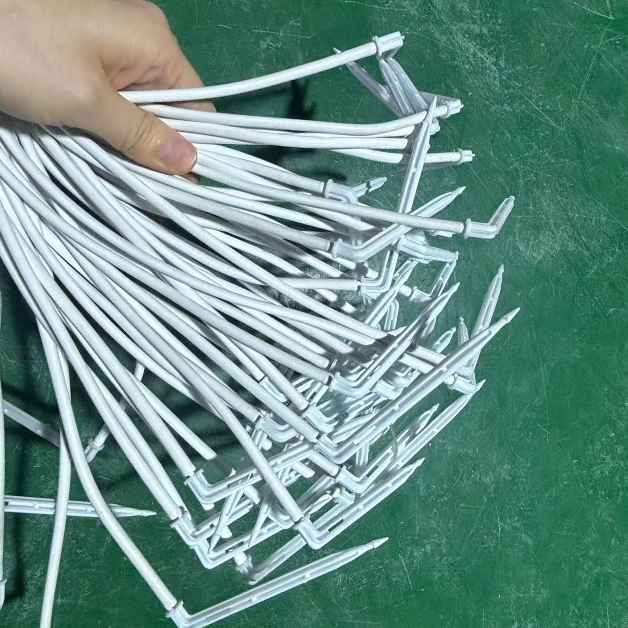 Factory Price Garden Irrigation Drip Arrow Four Branch Bent Dripper Greenhouse Dripper with PC Dripper Kit