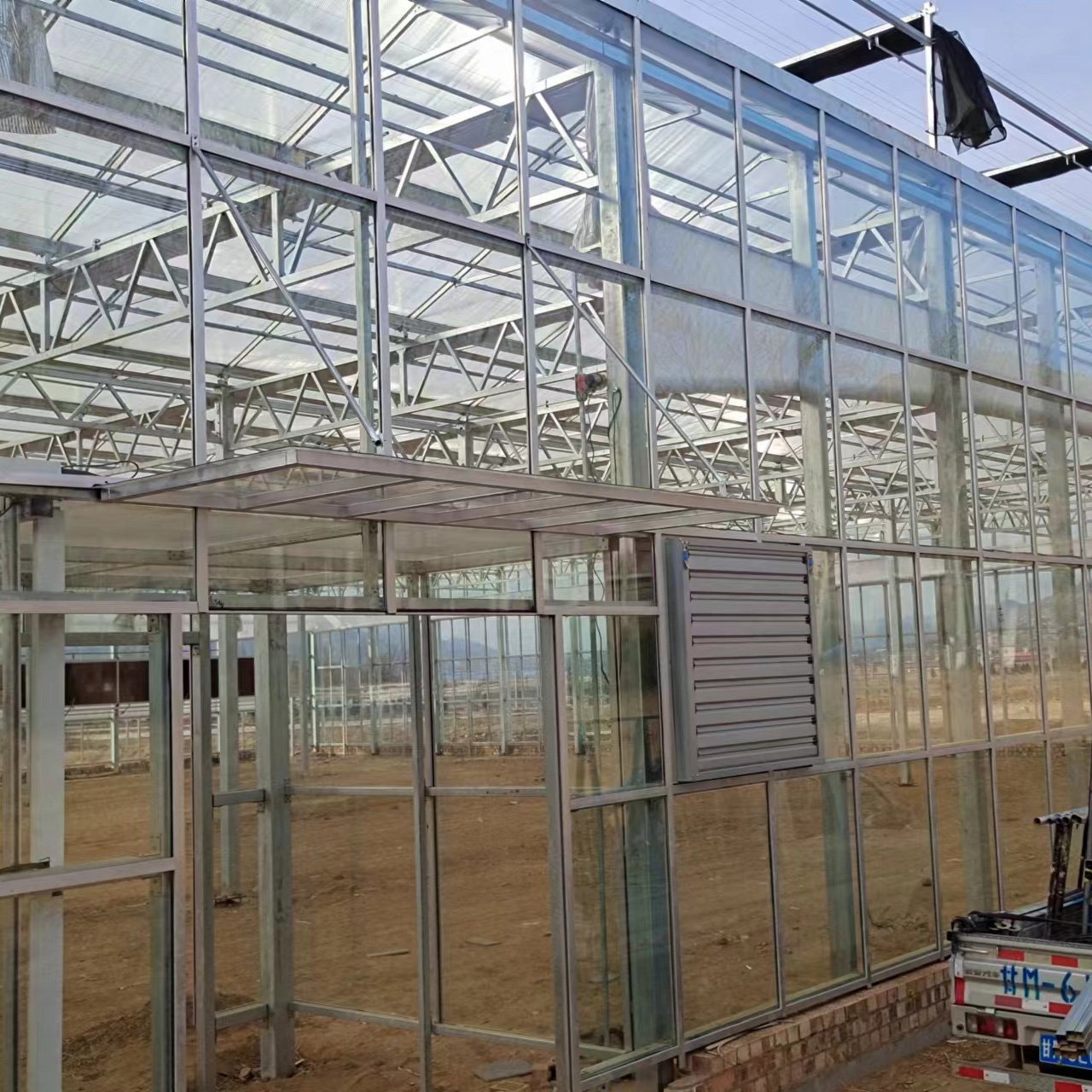 Venlo Tempered Glass Greenhouse with Hydroponics Growing System for Vegetables/ Flowers/ Tomato