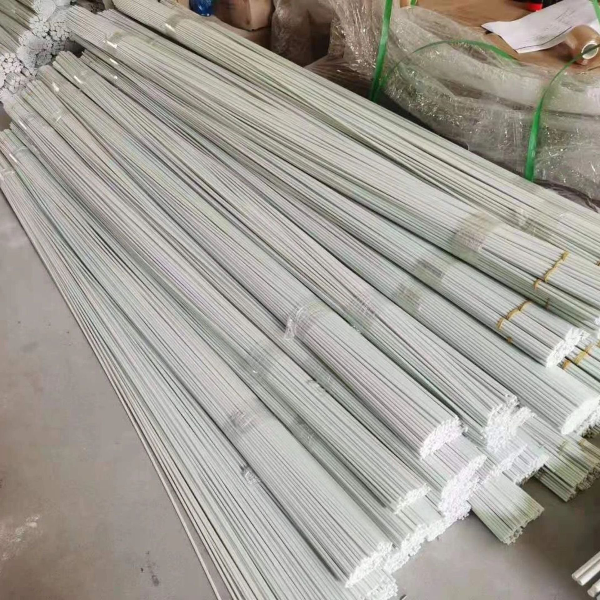 Customized greenhouse tunnel plant frame, fiberglass support plant piles, can be used for tree and fruit seedling cultivation.