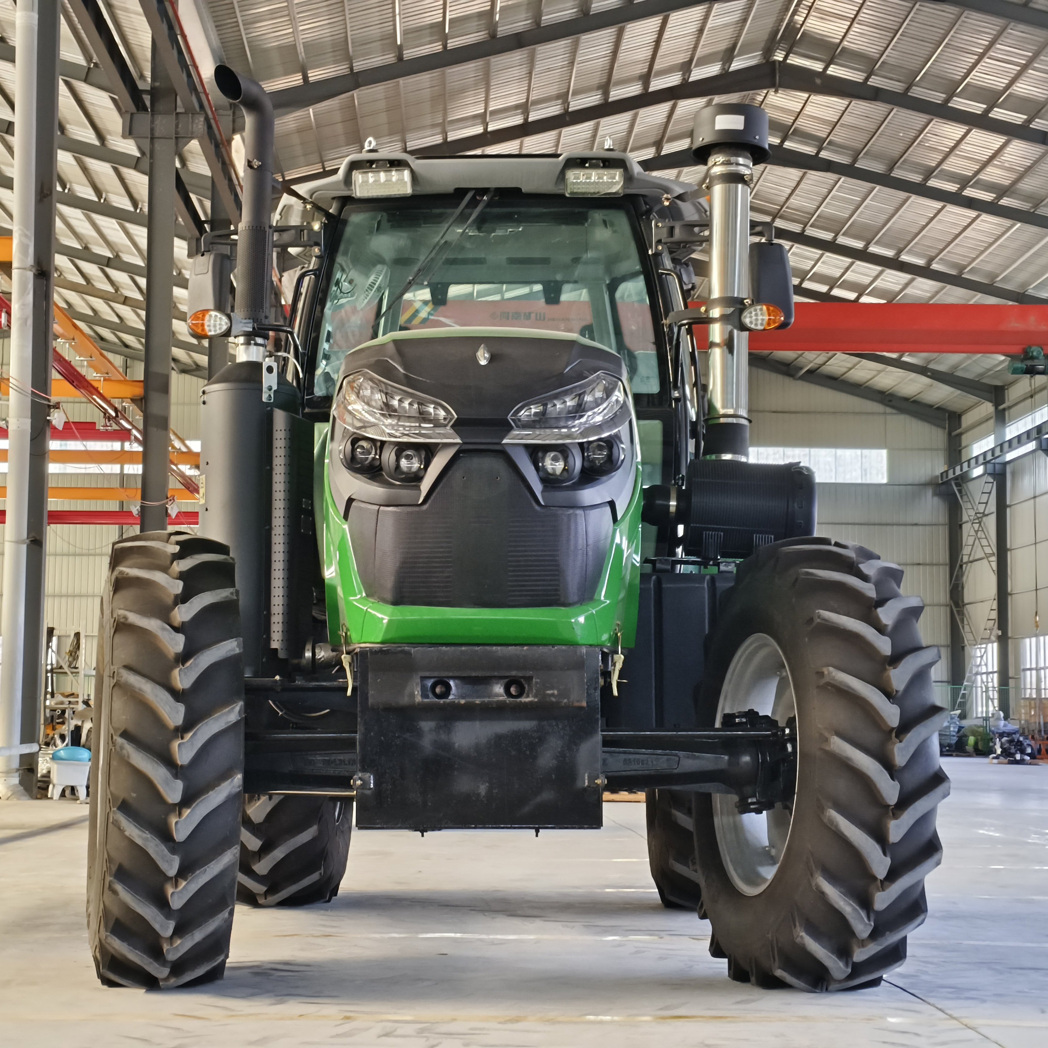 High Horsepower Agricultural Machinery 210 Horsepower 4x4 Tractor with Luxury Air-conditioned Cab