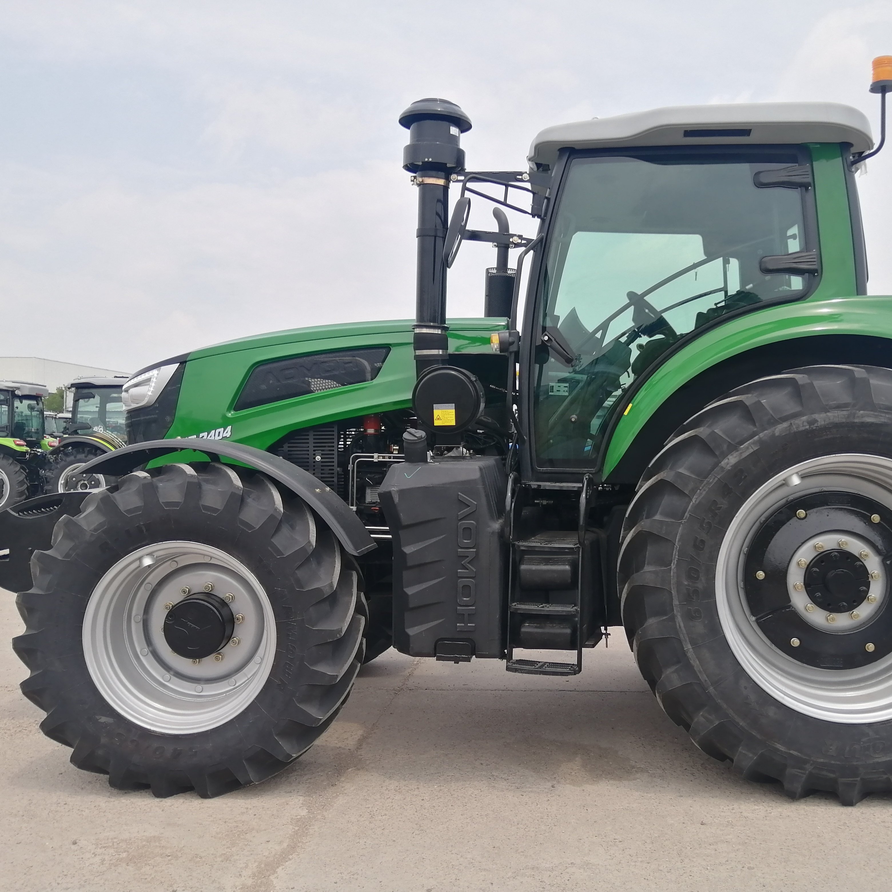 LKK-1804 Tractor Farming with Front Loader 180HP Operated Tractor Lawn Trailer Pto Shaft Tractors From China Lawn Mower Remoter