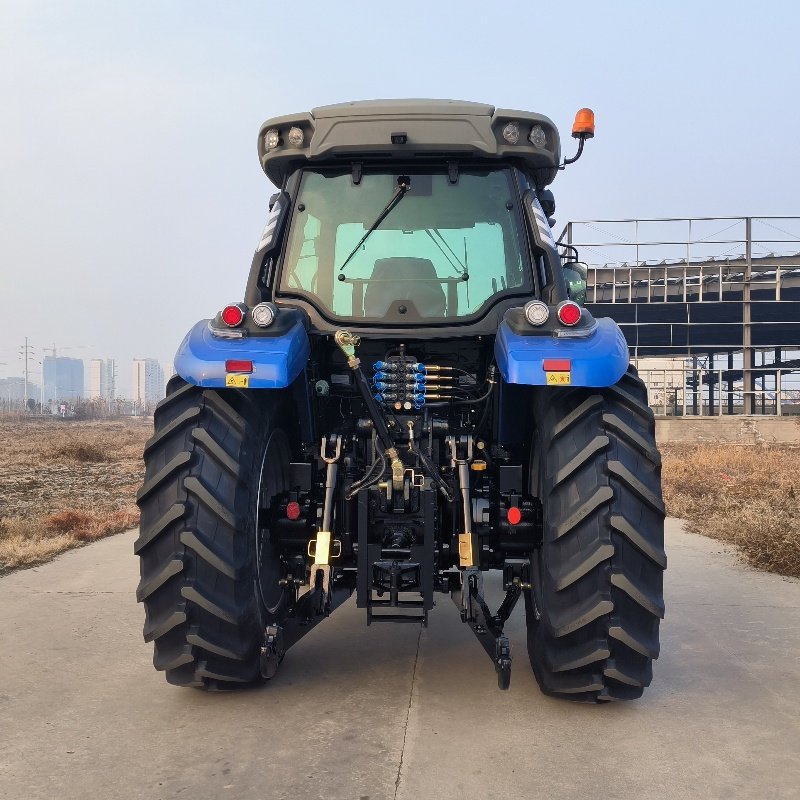 220HP 4WD Wheel Tractor With Engine Motor Pump Gearbox Bearing at Chinese Tractors Prices