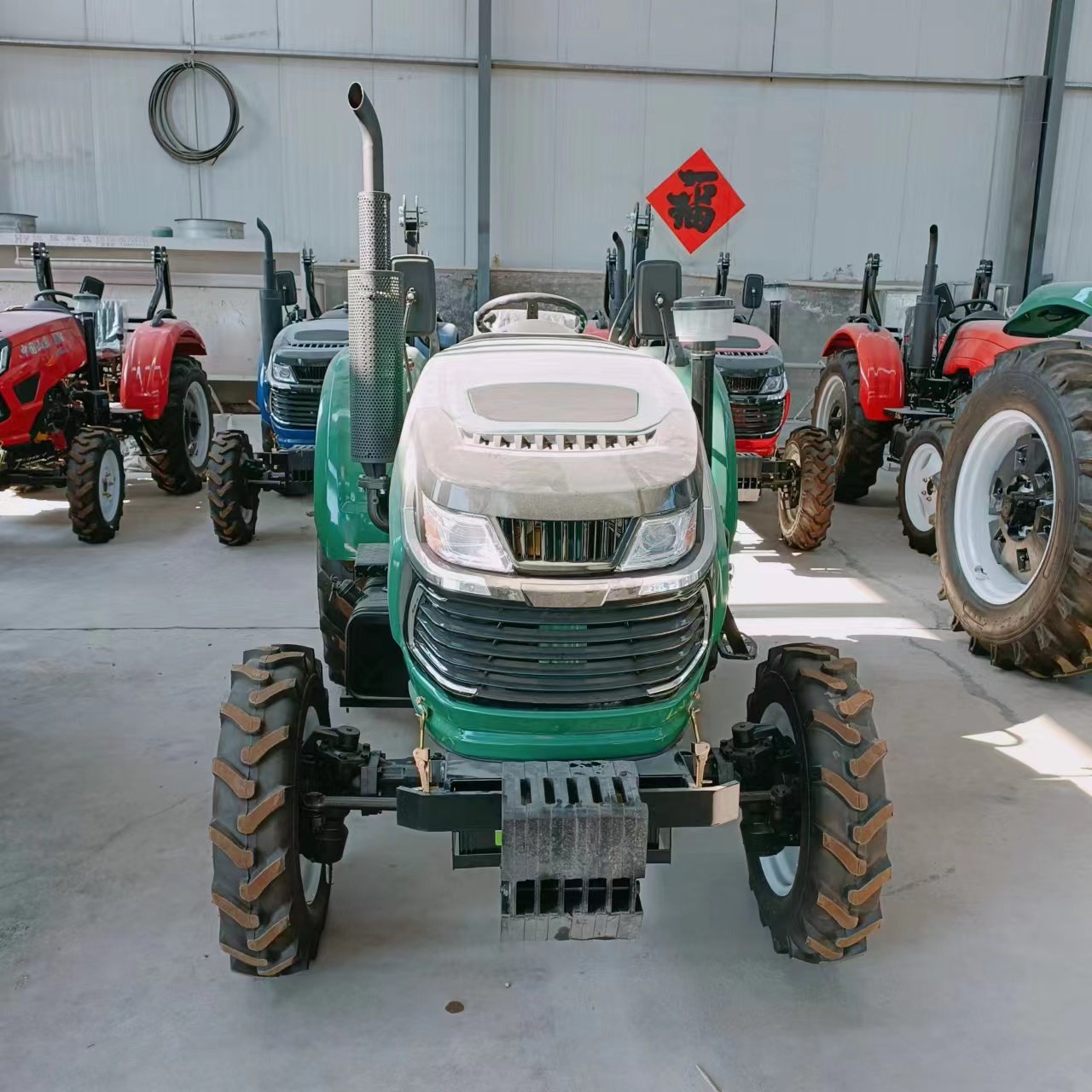 Light Weight Mini Size Farm Tractors Easy Operation Agriculture Broom Tractor Forest Compact Tractor 4wd
