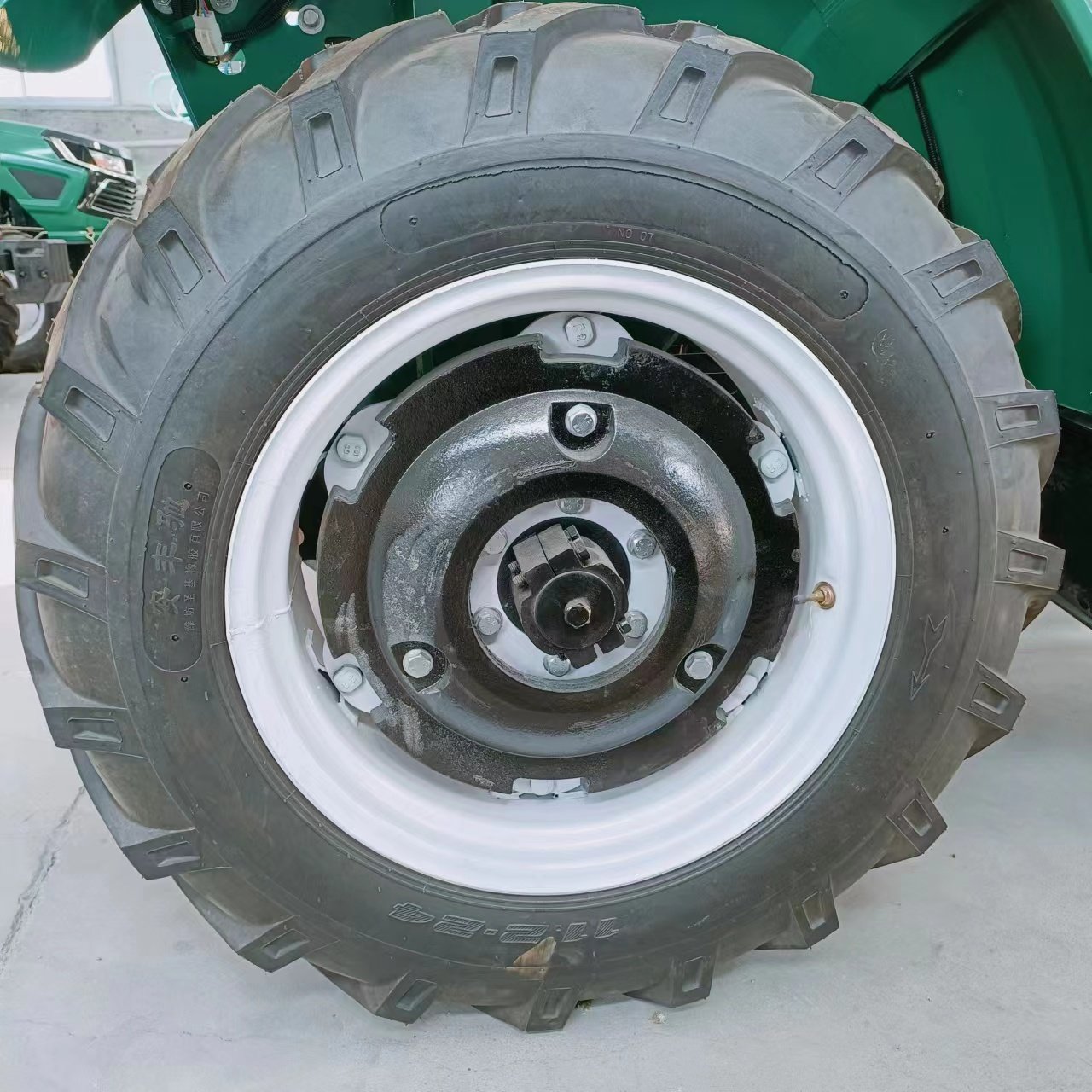 Light Weight Mini Size Farm Tractors Easy Operation Agriculture Broom Tractor Forest Compact Tractor 4wd