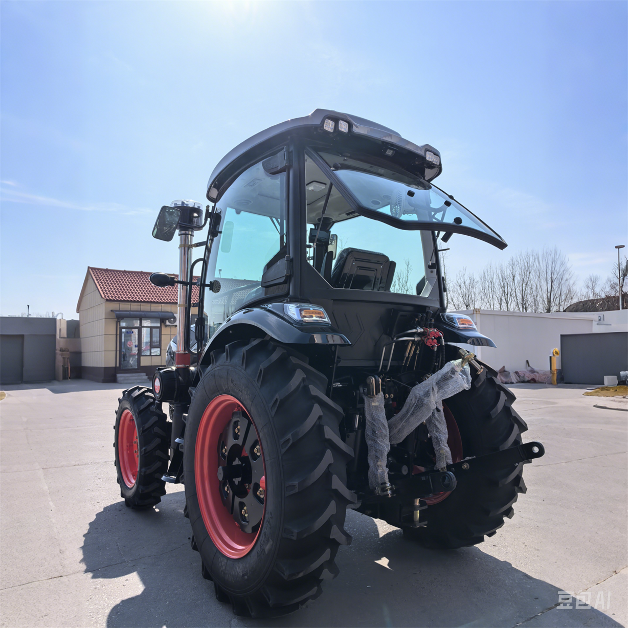 Multifunctional Tractor EPA Certified Automatic Farm Tractor 4WD Four Wheel Drive with Core Engine
