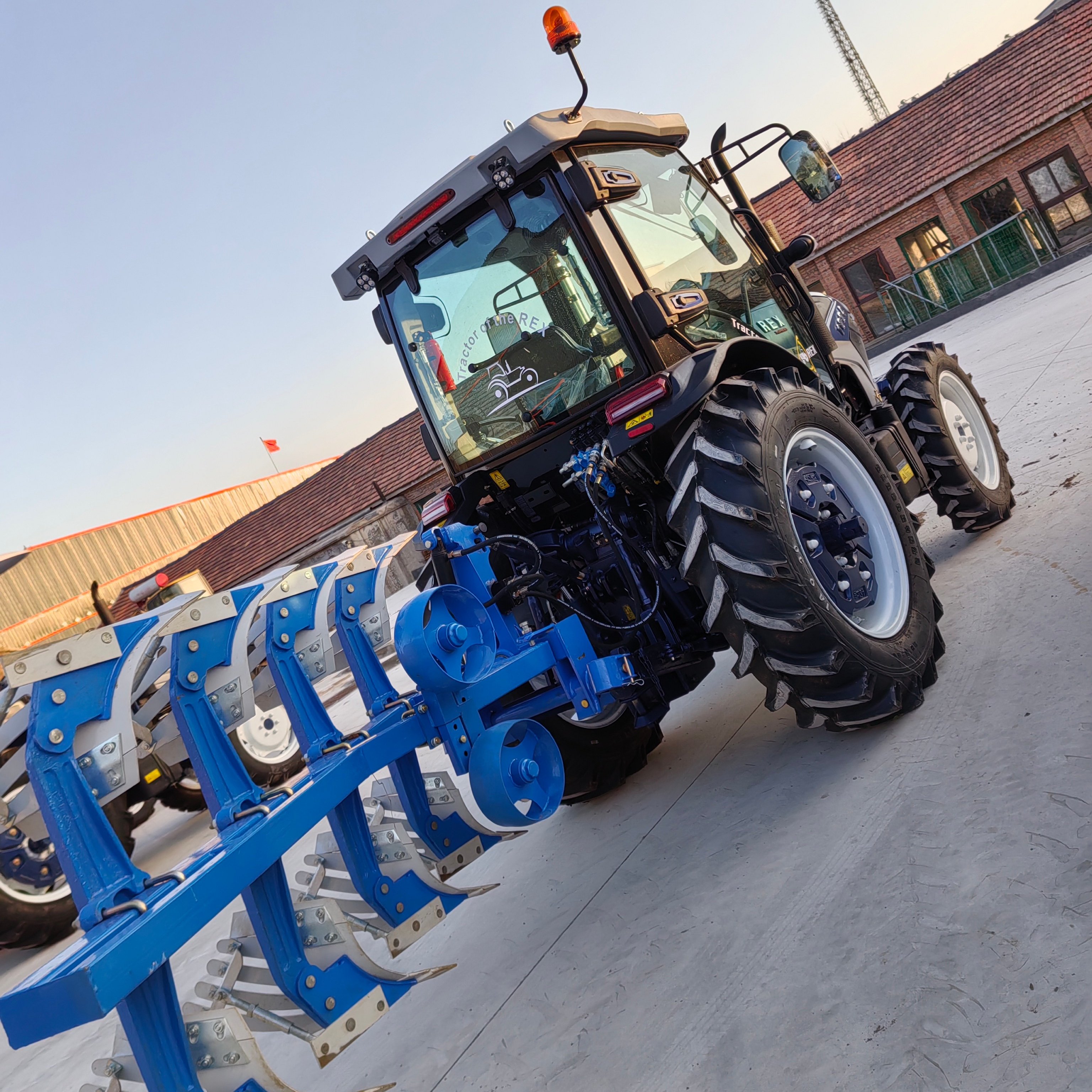 Multifunctional 100HP 4WD Cabin Agricultural Tractor Weichai Engine Core Components Included Motor Pump Gear Gearbox
