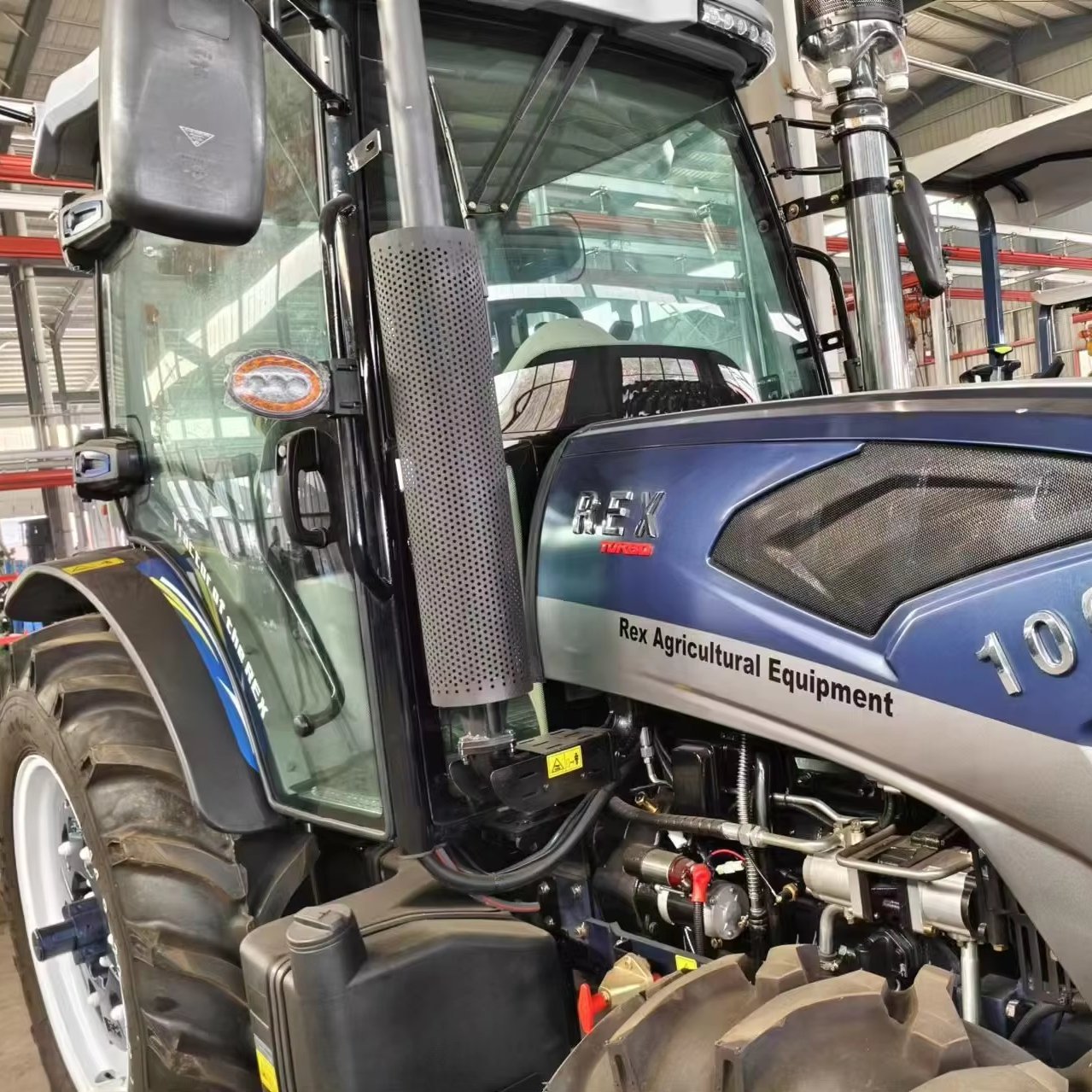 Multifunctional 100HP 4WD Cabin Agricultural Tractor Weichai Engine Core Components Included Motor Pump Gear Gearbox