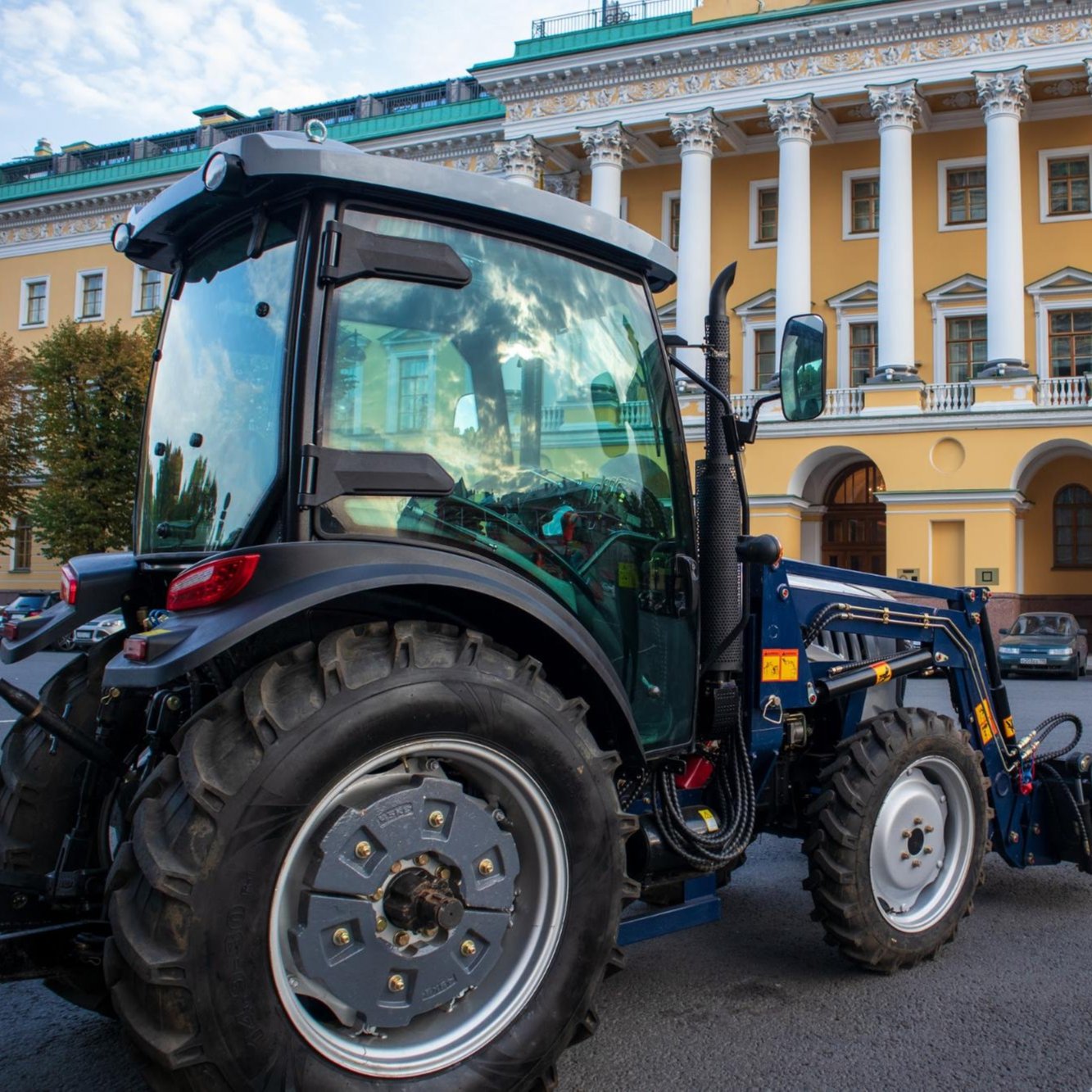Chinese Agriculture Compact Tractor on Hot Sale! 70HP 4*4 With Hydraulic Steering and Air Conditioner