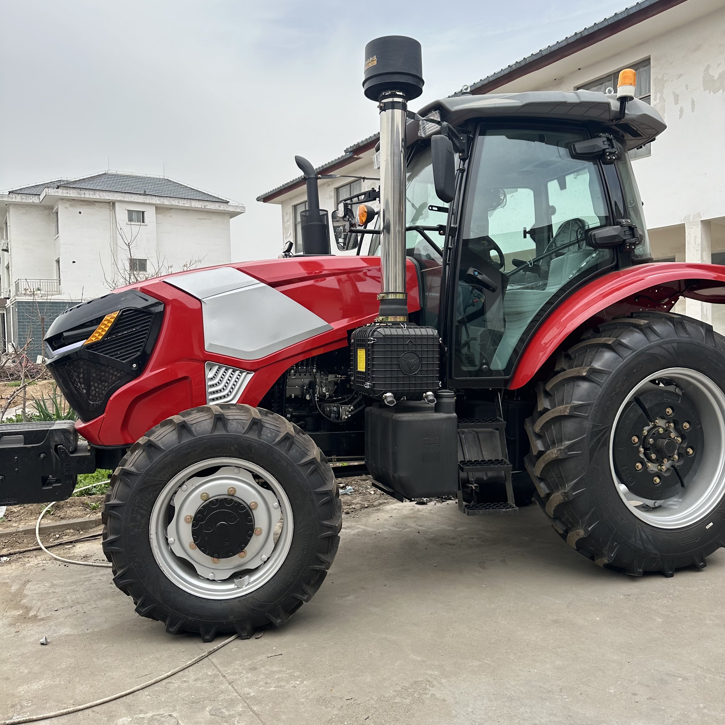 China Factory Direct Sale Agricultural Wheeled 50HP 70HP 75HP 9OHP Tractor Agricultural Machinery Equipment