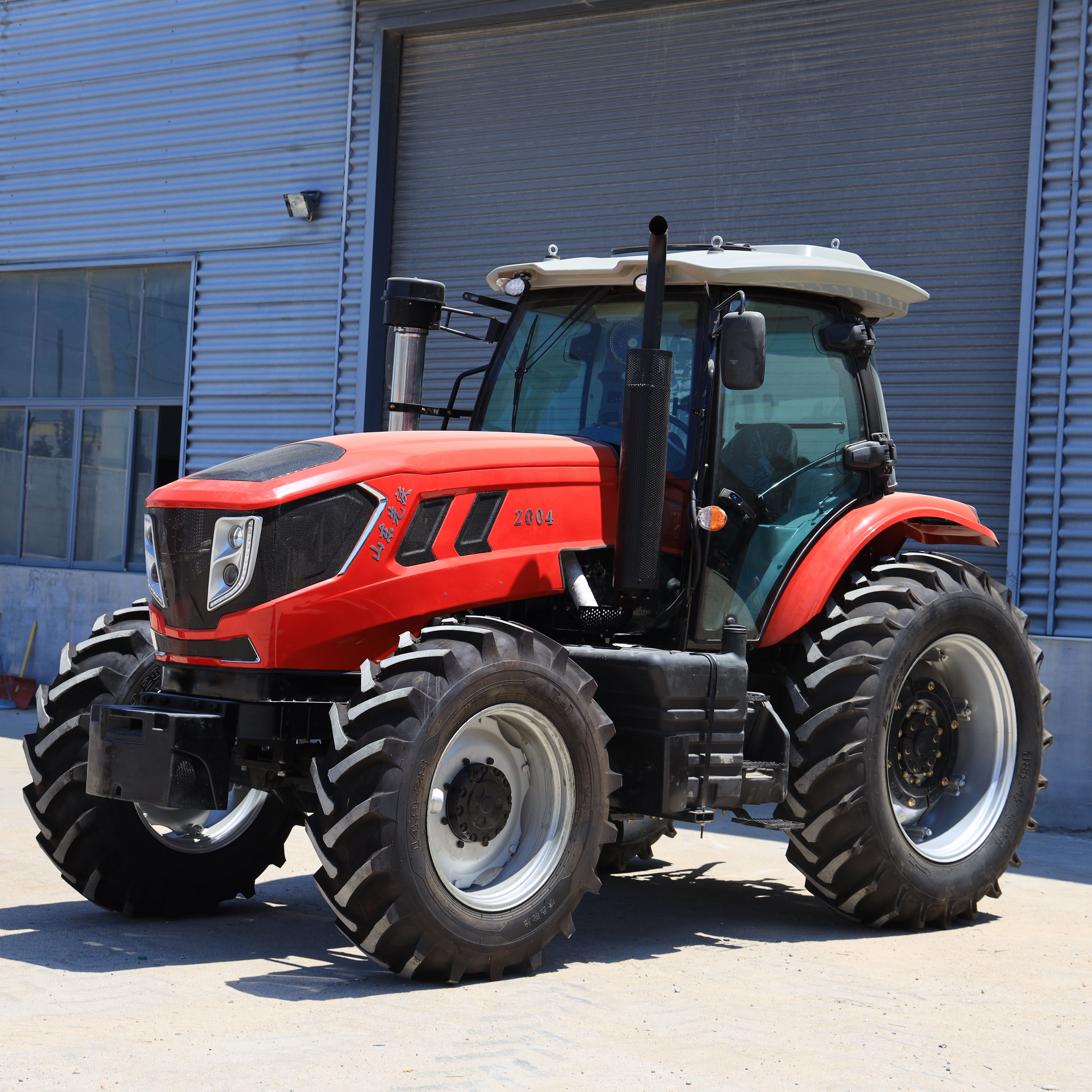 China New Condition 200HP WD2004 Multifunctional Diesel Agricultural Machinery 8/100/200HP Motor 4 Wheel Tractors Pump