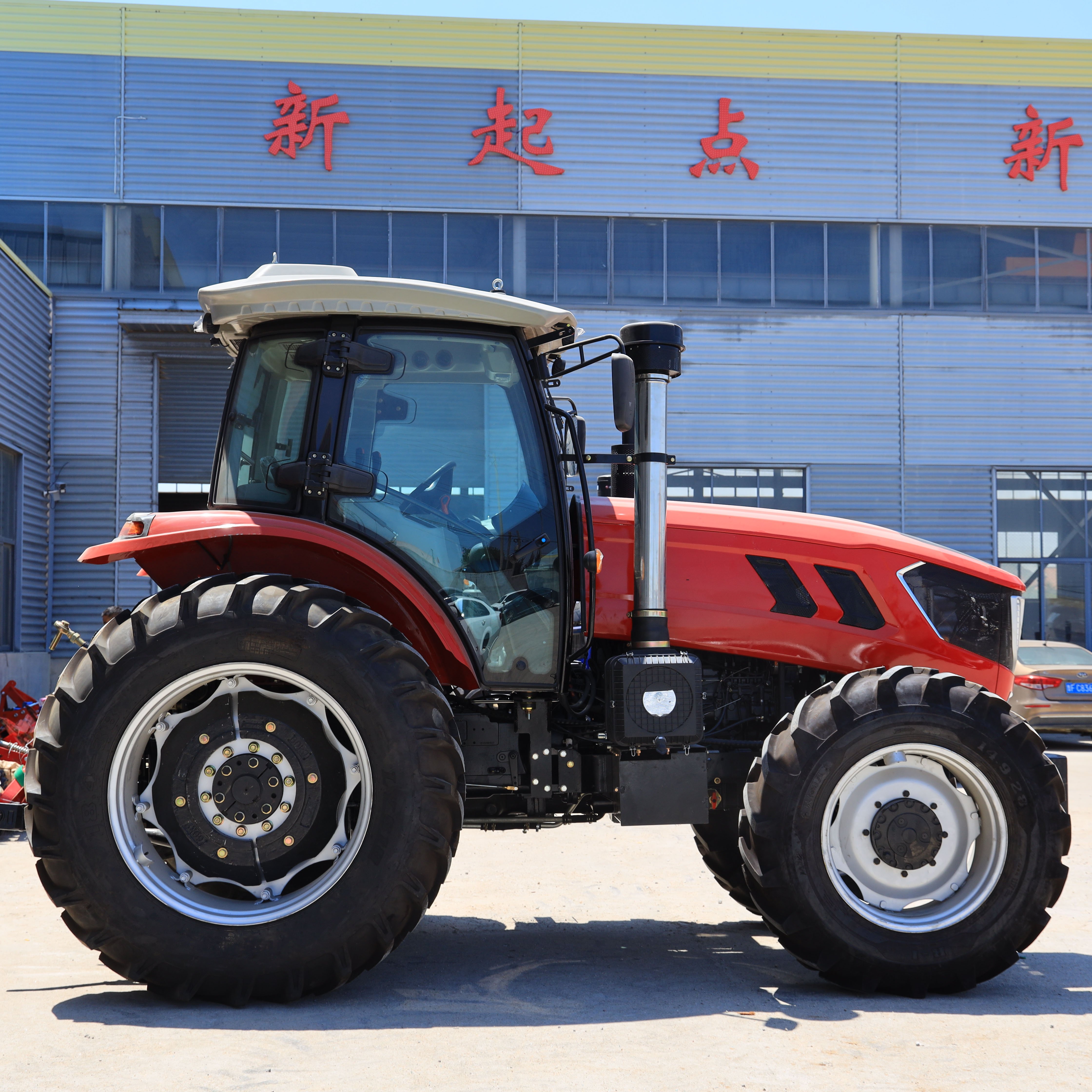 China New Condition 200HP WD2004 Multifunctional Diesel Agricultural Machinery 8/100/200HP Motor 4 Wheel Tractors Pump