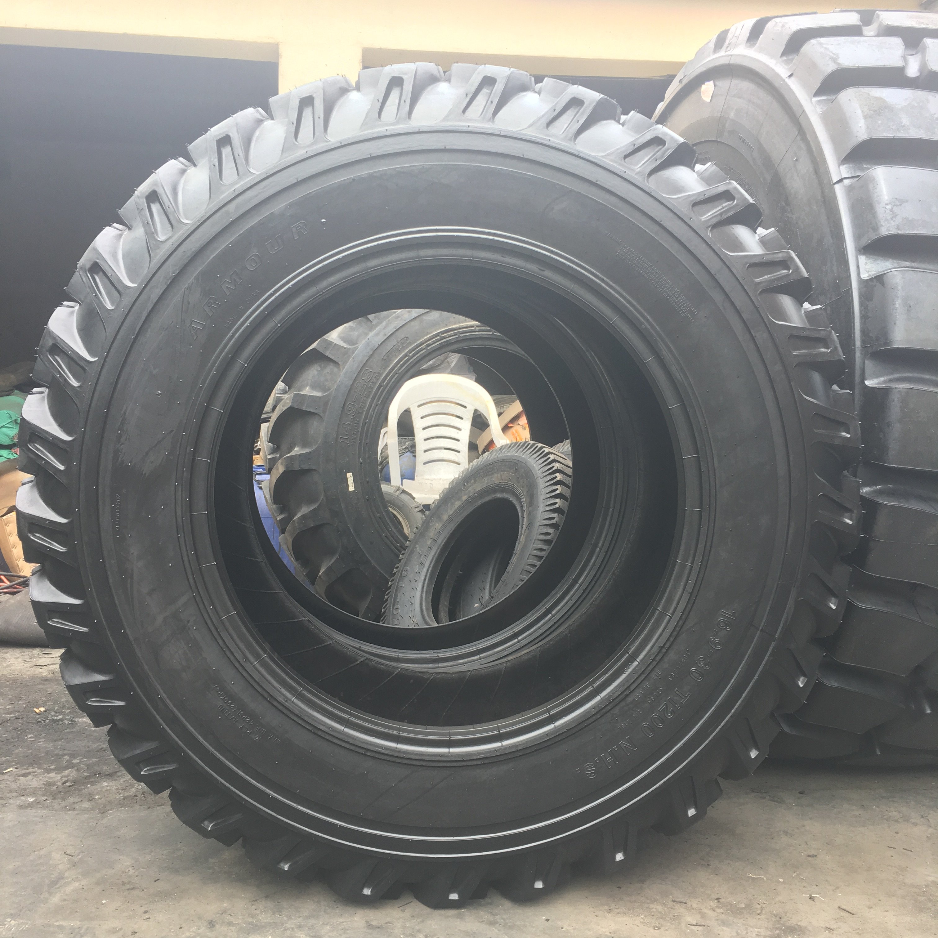 High Quality Off-the-road Tyre 16.9-28 16.9-24 TI200