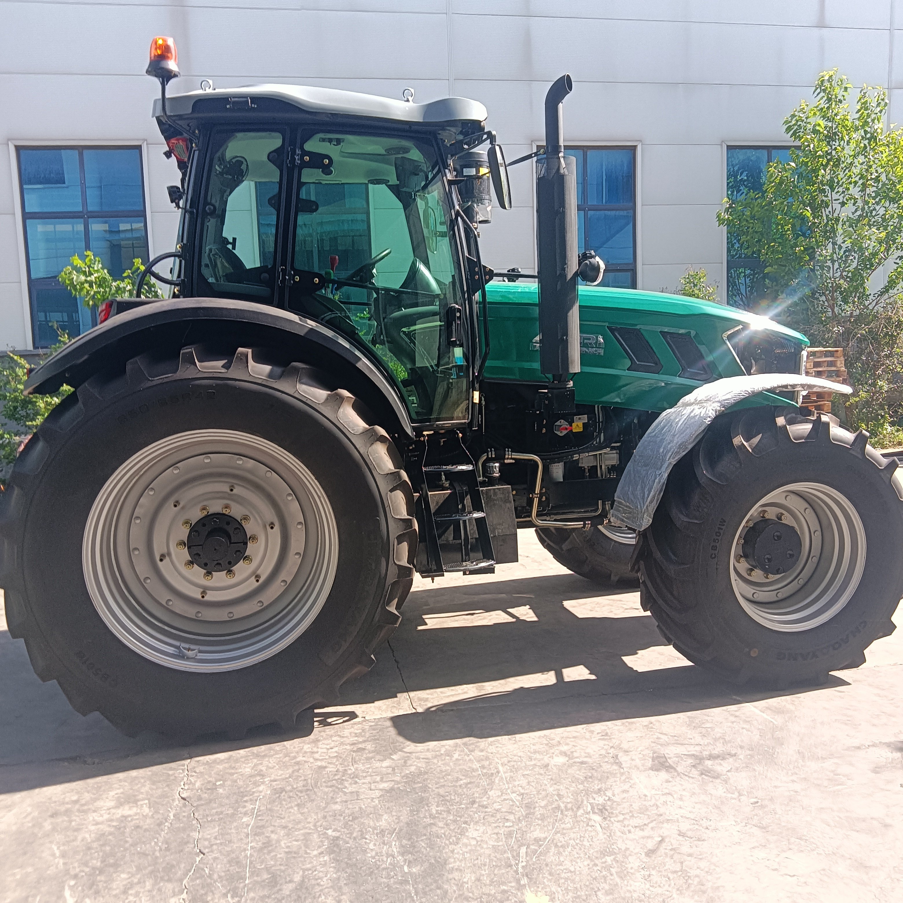 YTO Engine TD Chassis 160HP Compact Agricultural Tractors