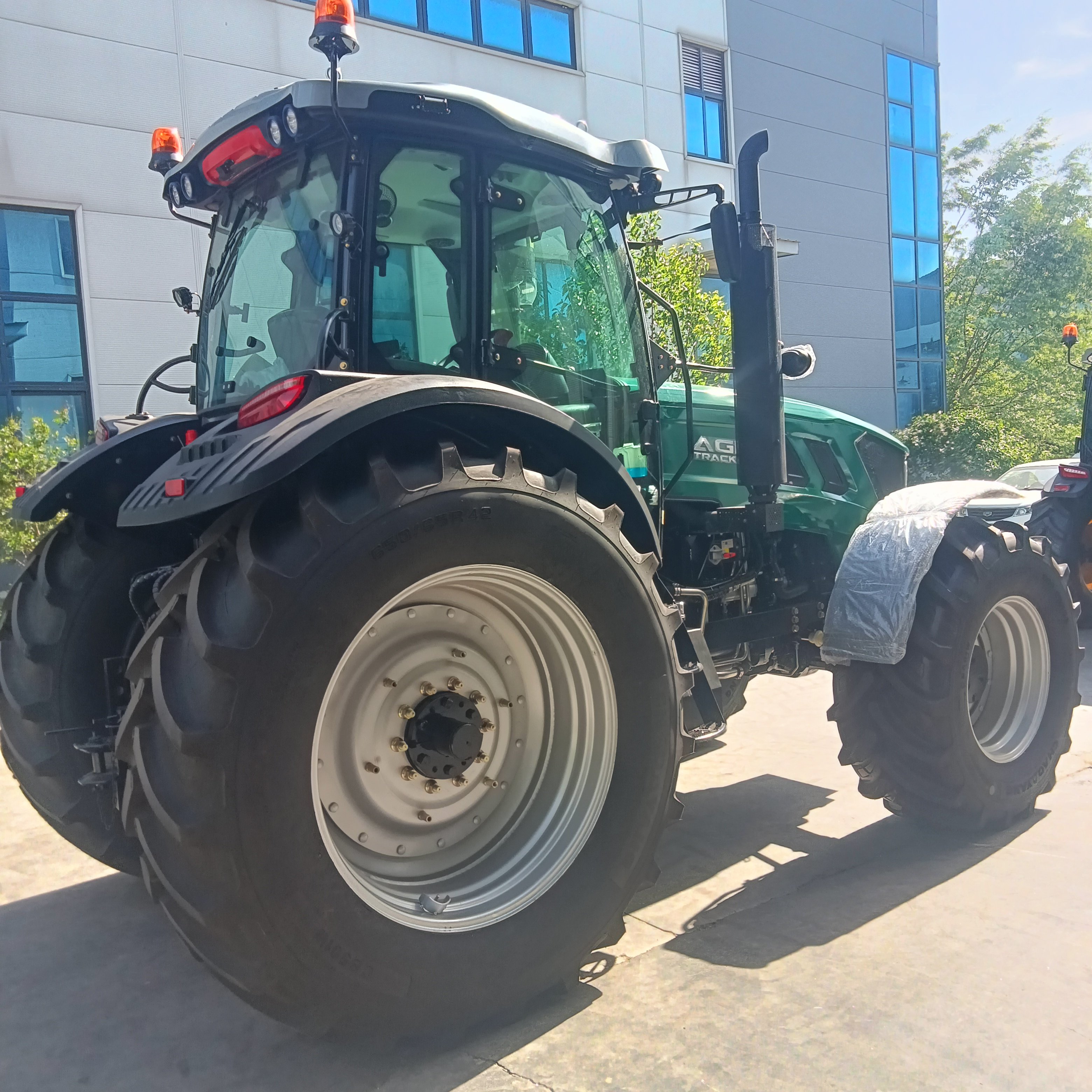 YTO Engine TD Chassis 160HP Compact Agricultural Tractors