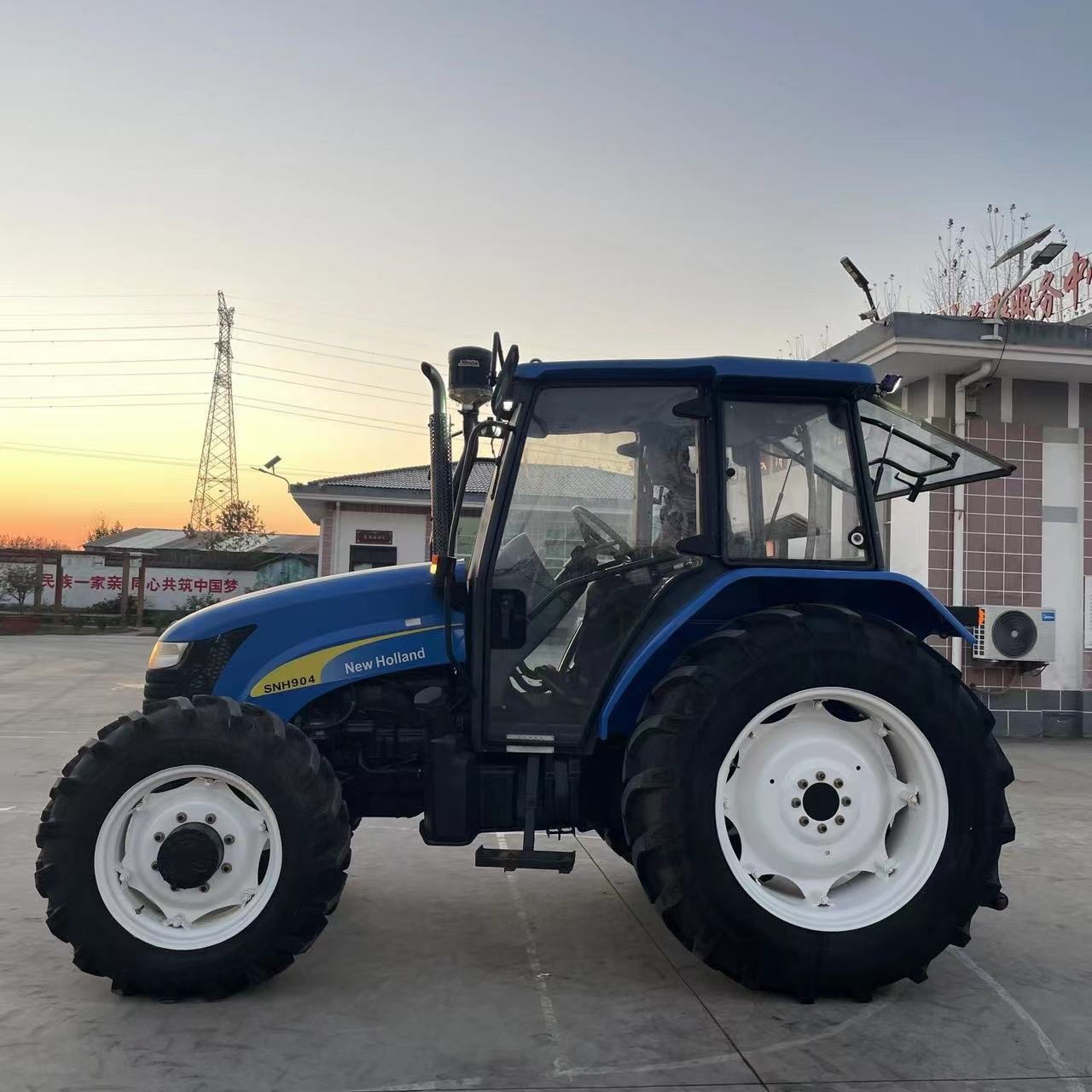90hp 80hp 70hp Four-wheel Drive New a Holland SNH904 Second-Hand Tractor, Equipped With Air Conditioning