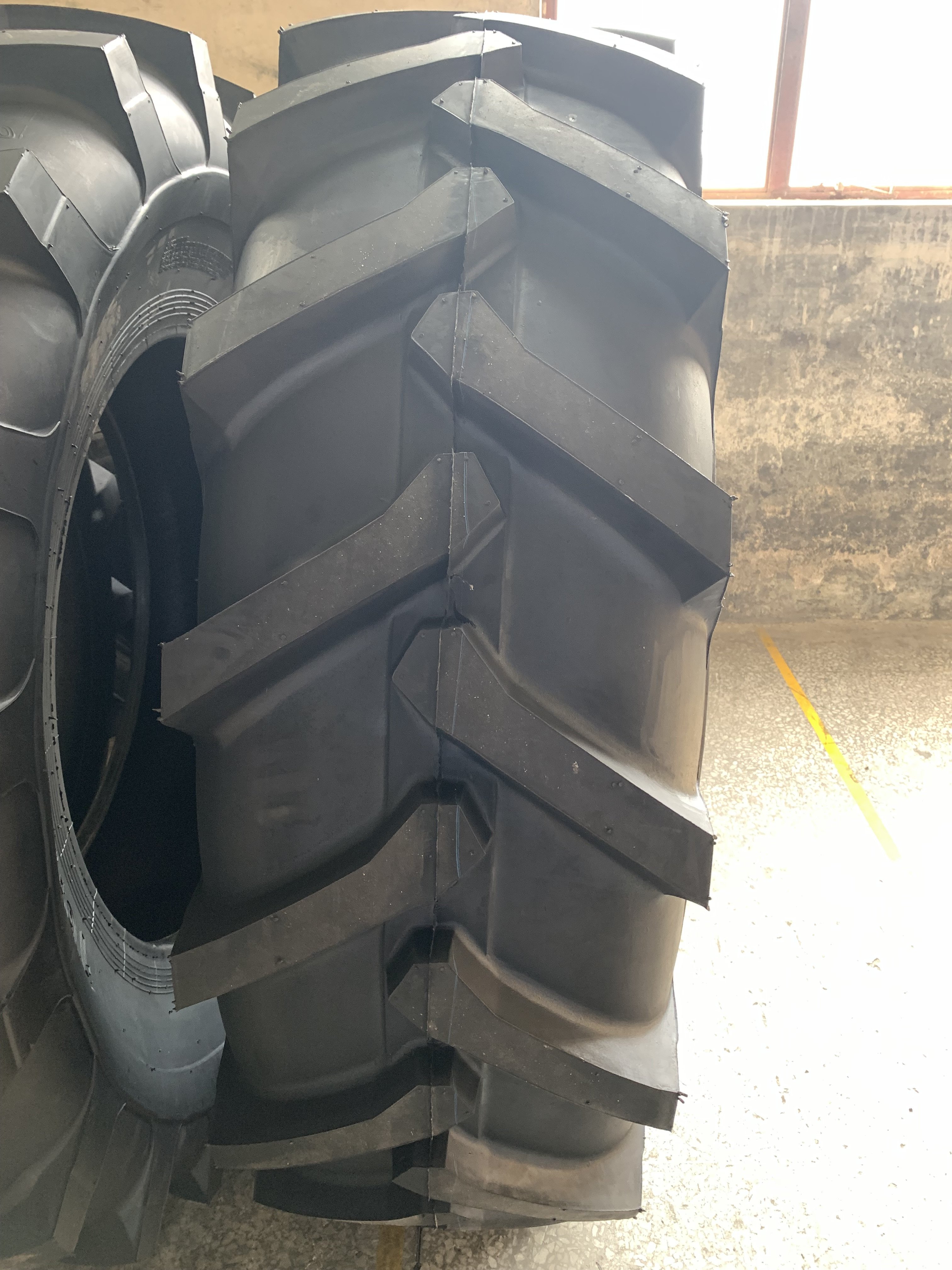 Factory Agriculture Tyre Farm Tires for Tractor R1 Pattern Rubber Tyre 16.9-28 16.9-30 16.9-34 16.9-38 18.4-34 18.4-30 18.4-38