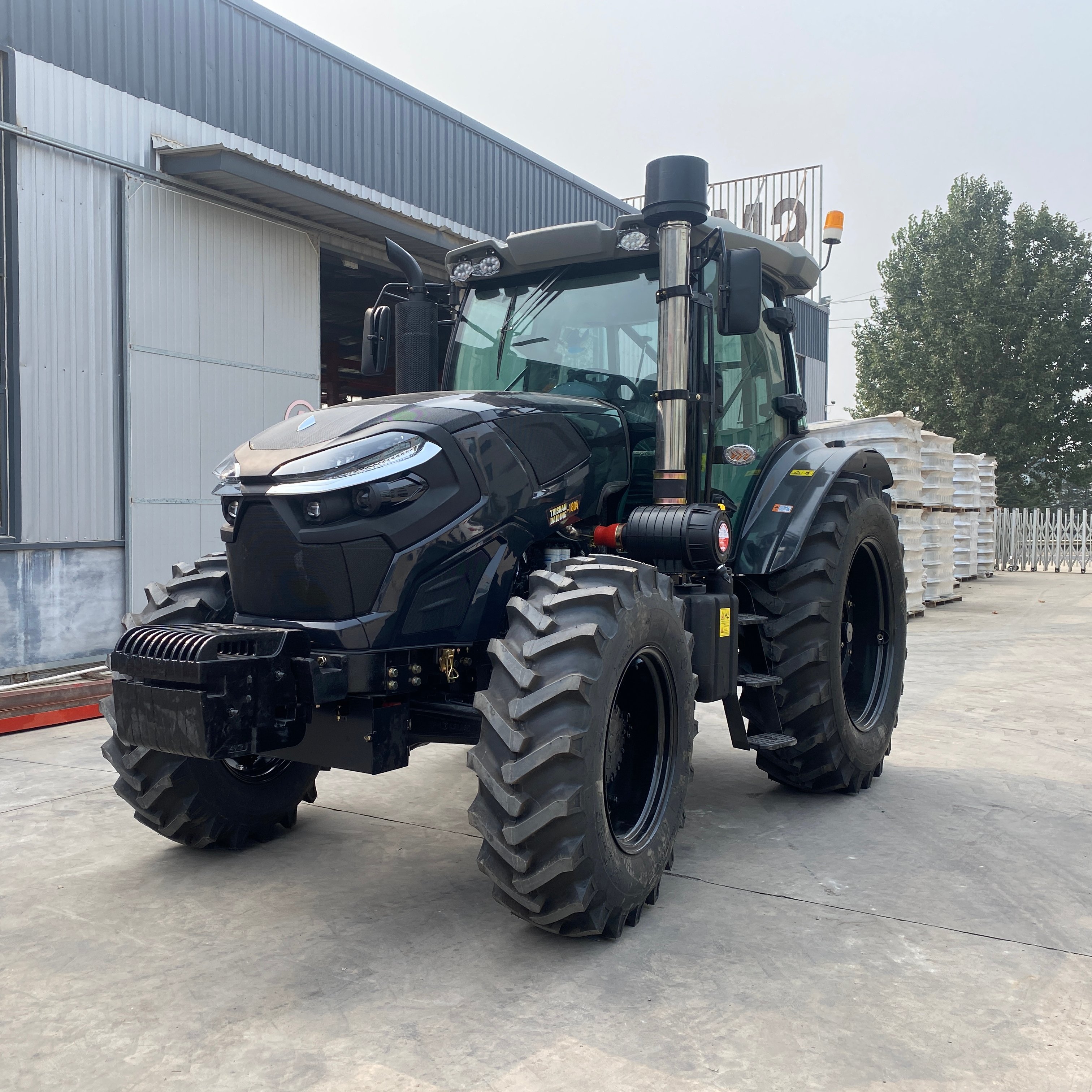 Hot Sale Agriculture Tractor Wheel Tractor Agriculture Multifunctional Tractor for Sale Black 150 HP
