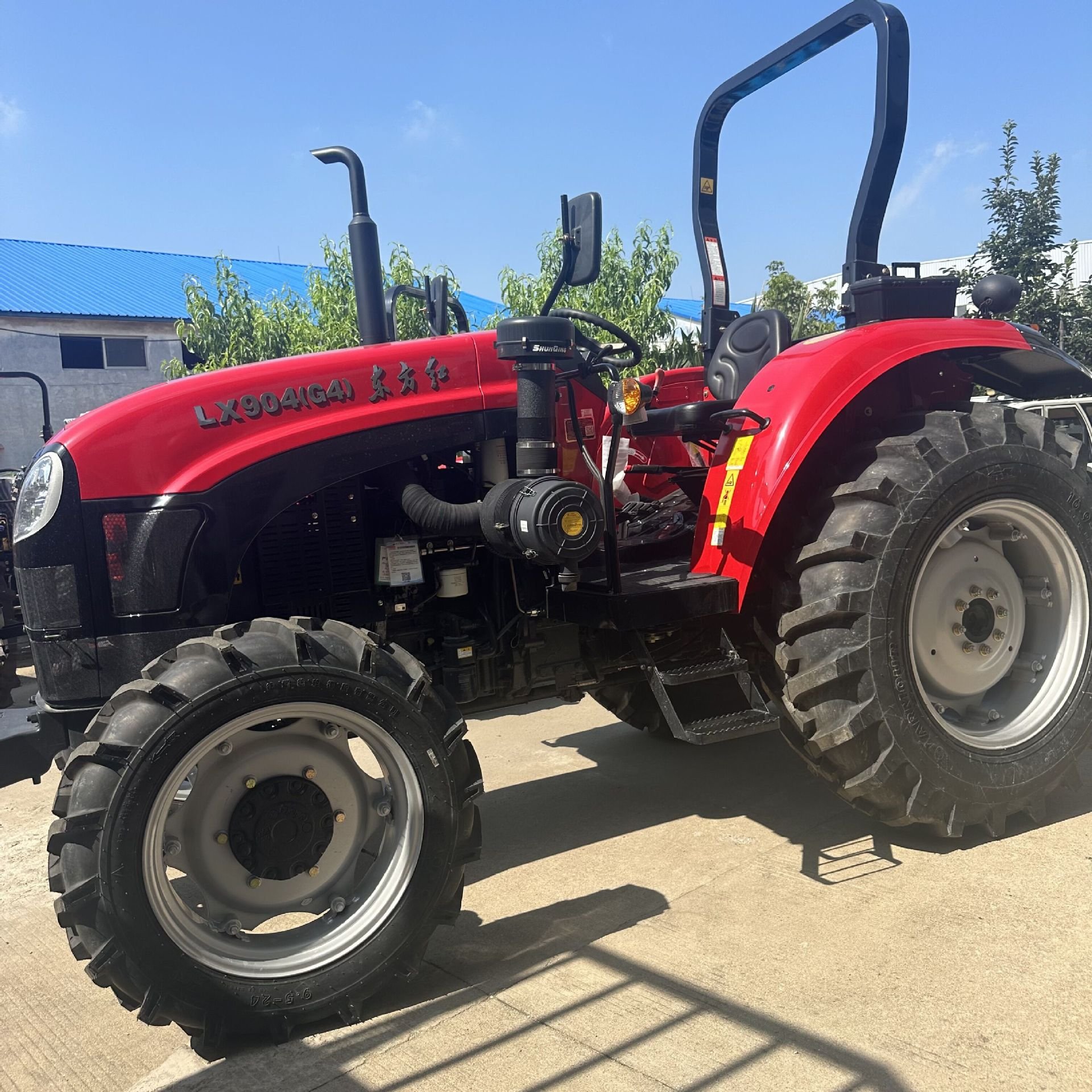 Efficient small and medium-sized agricultural specialized tractor LX904 multifunctional four-wheel drive tractor