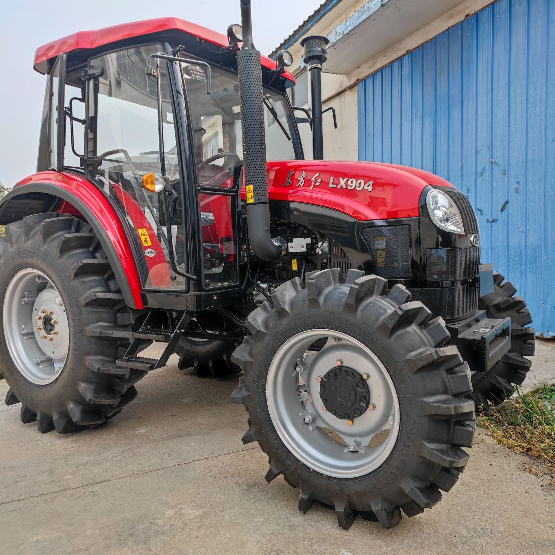 Efficient small and medium-sized agricultural specialized tractor LX904 multifunctional four-wheel drive tractor