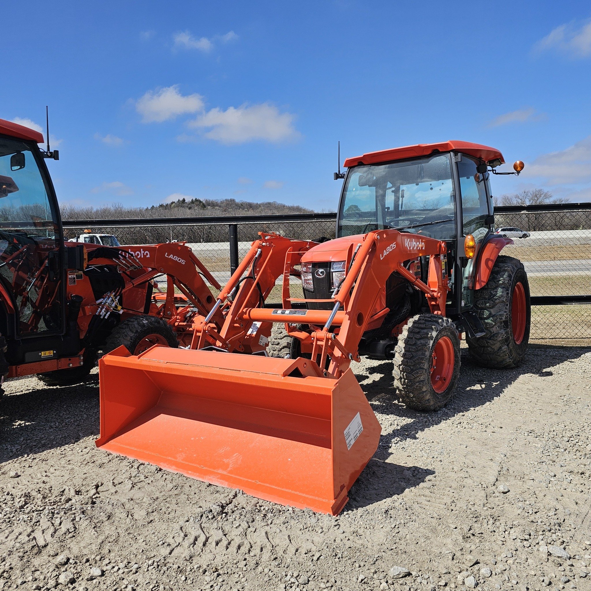 Kubota M70 Multifunctional Farming Tractors 4 Cylinder Diesel 4WD 4x4 Wheel Drive Mini Tractor With Front End Bucket Loader