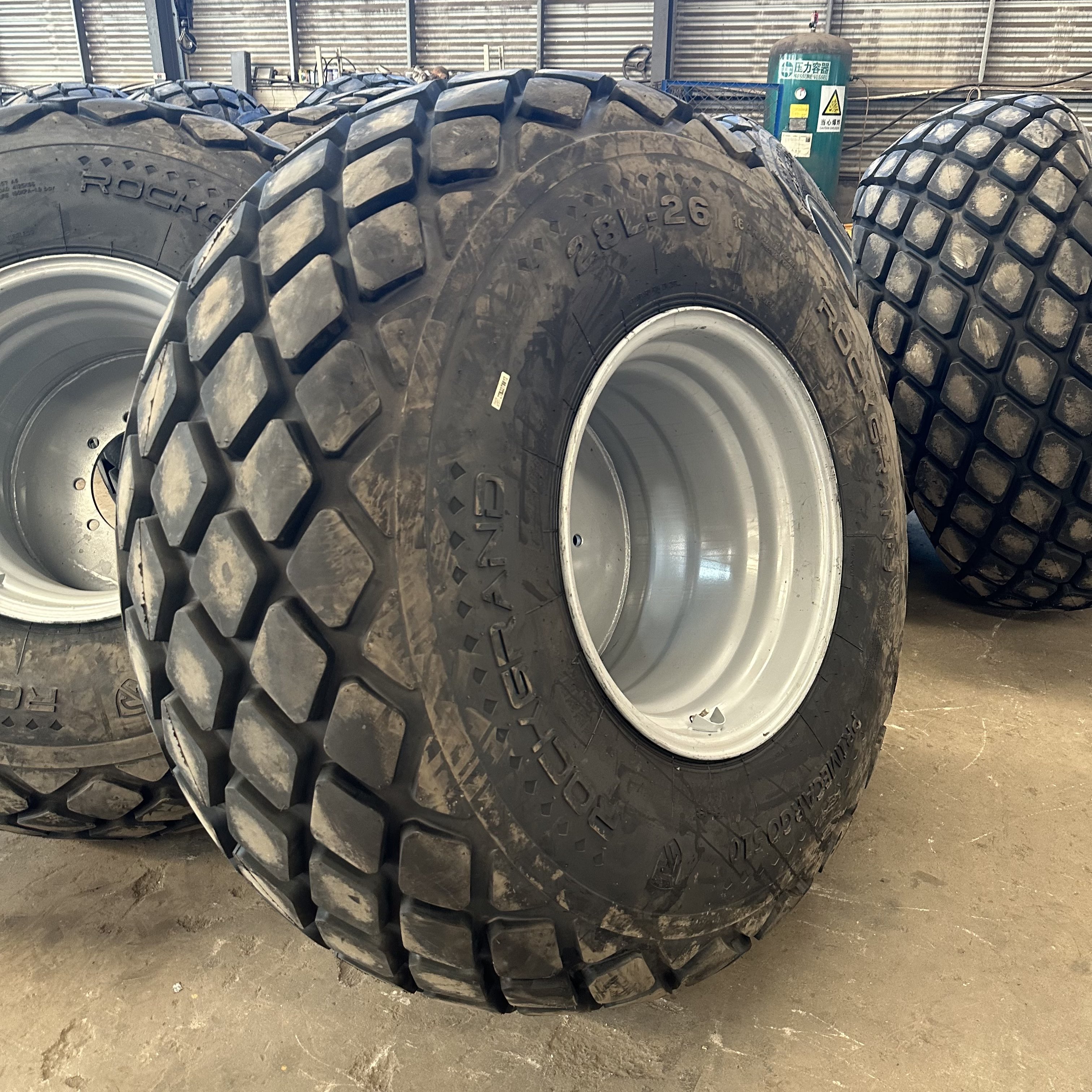 Manufacture Supplier 28L-26 Tractor Tires 28L-26 Forestry Tire with 25-26 Rims