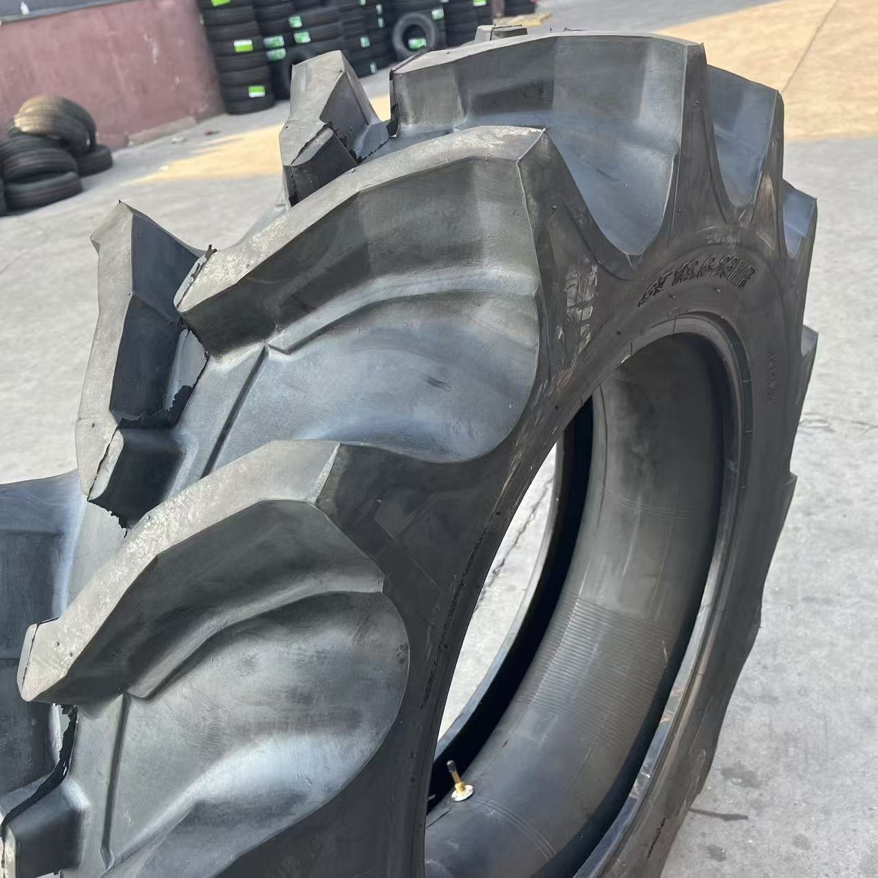 ROADMILE Agriculture Tyre 11.2-26 12.4-26 13.6-26 With Butly Inner Tube High Quality Tractor Tyre With Warranty R-1 Tyre