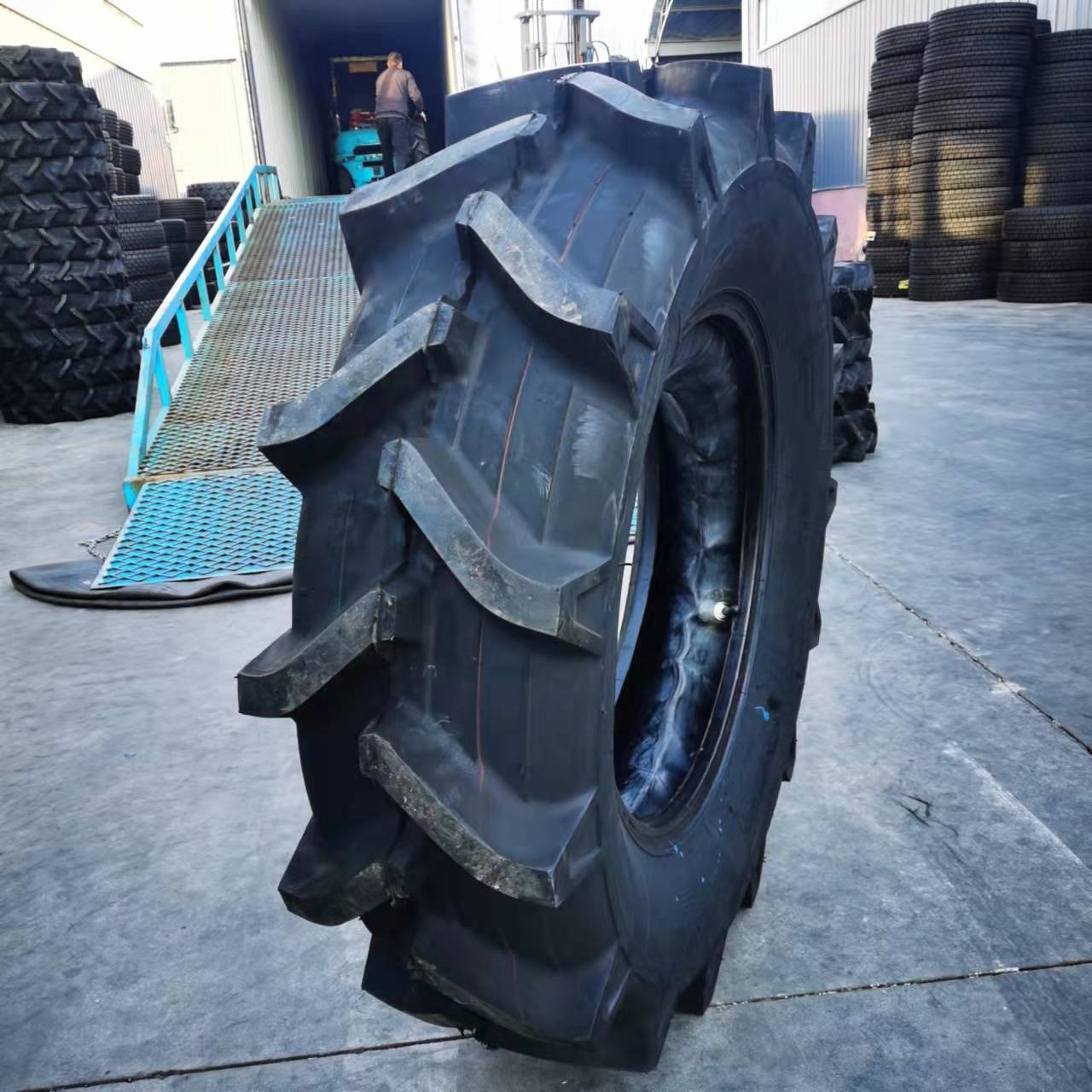 ROADMILE Agriculture Tyre 11.2-26 12.4-26 13.6-26 With Butly Inner Tube High Quality Tractor Tyre With Warranty R-1 Tyre