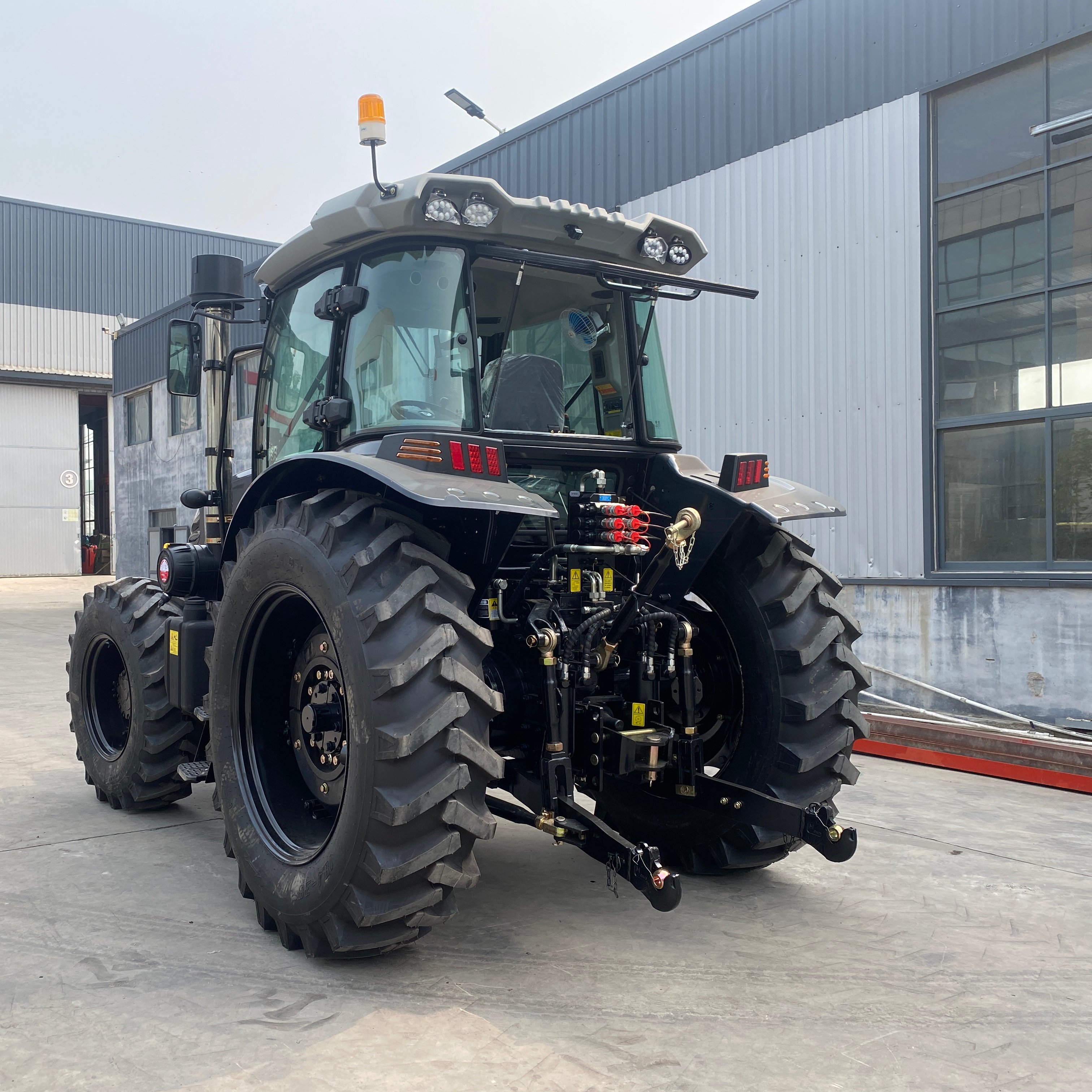 New Fashion Farm Machinery Agriculture Tractor 150 HP for Sale Diesel Engine AC Cabin Wheel Tractor