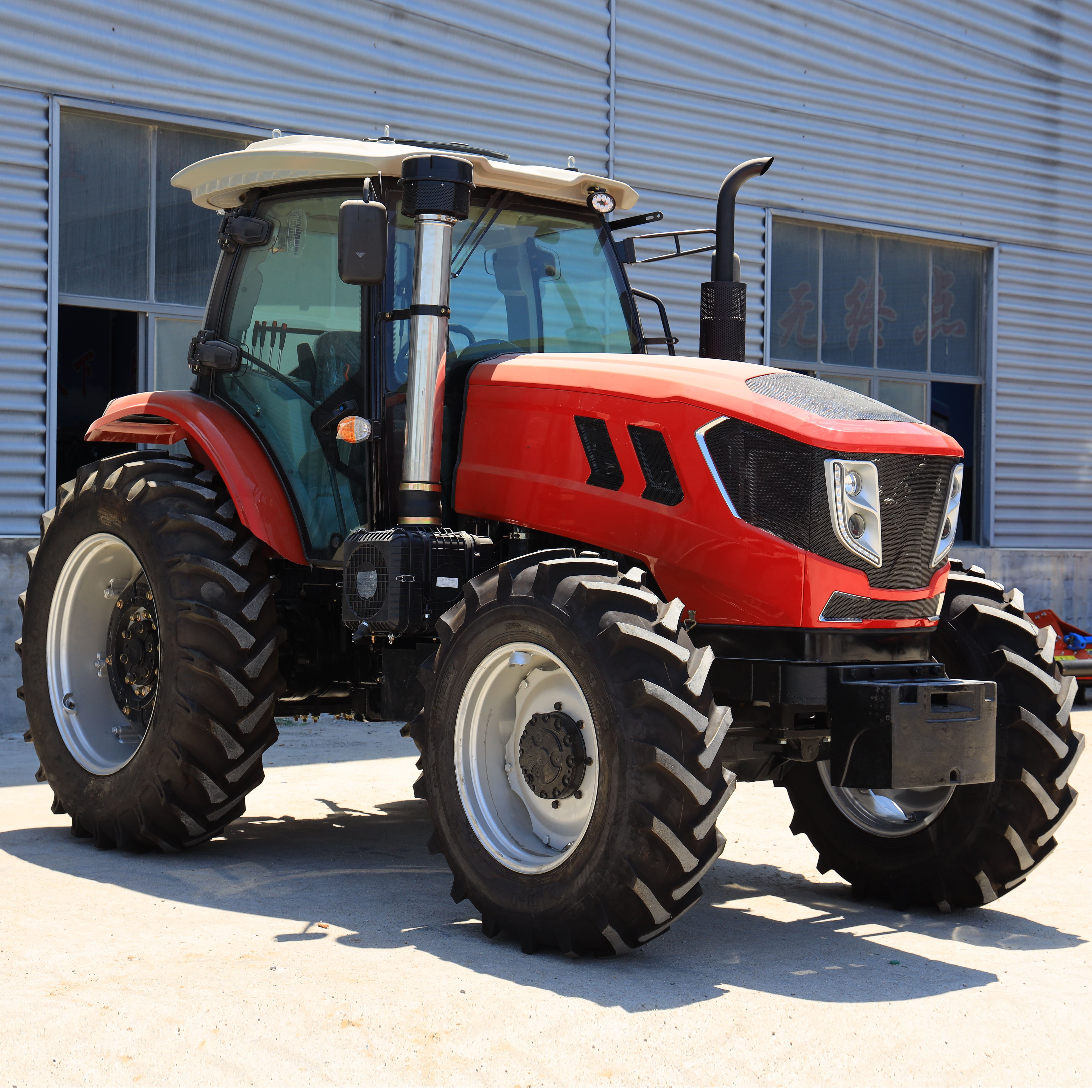 4WD Tractor China 200hp 150~200 hp Tractor Loader Bucket Complete Farm Tractors