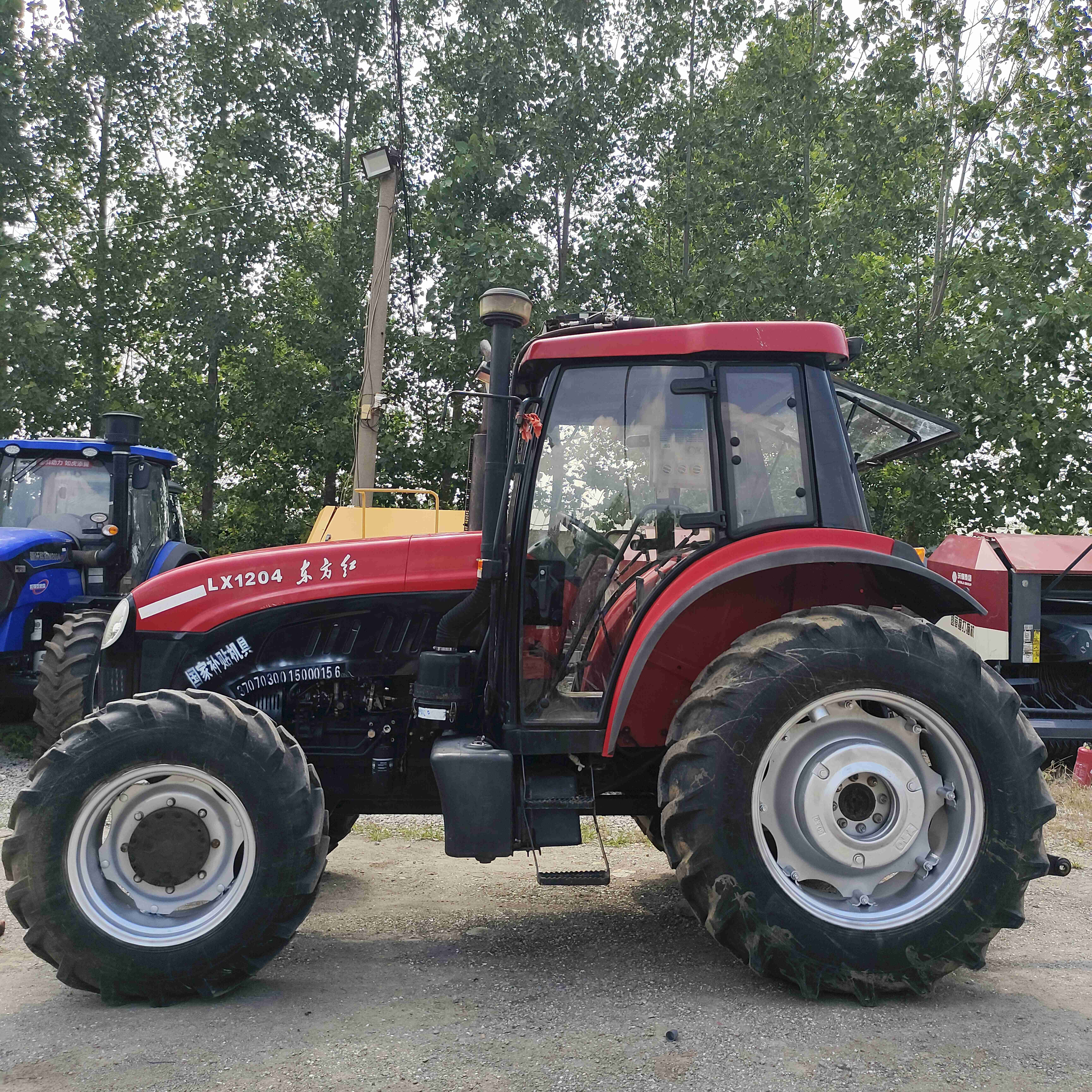 Factory Price Hot Sale 120hp YTO 1204 Farm Yto Engine A.c. Cabin Mahindra Tractor Farm Agriculture Wheel Tractors Price