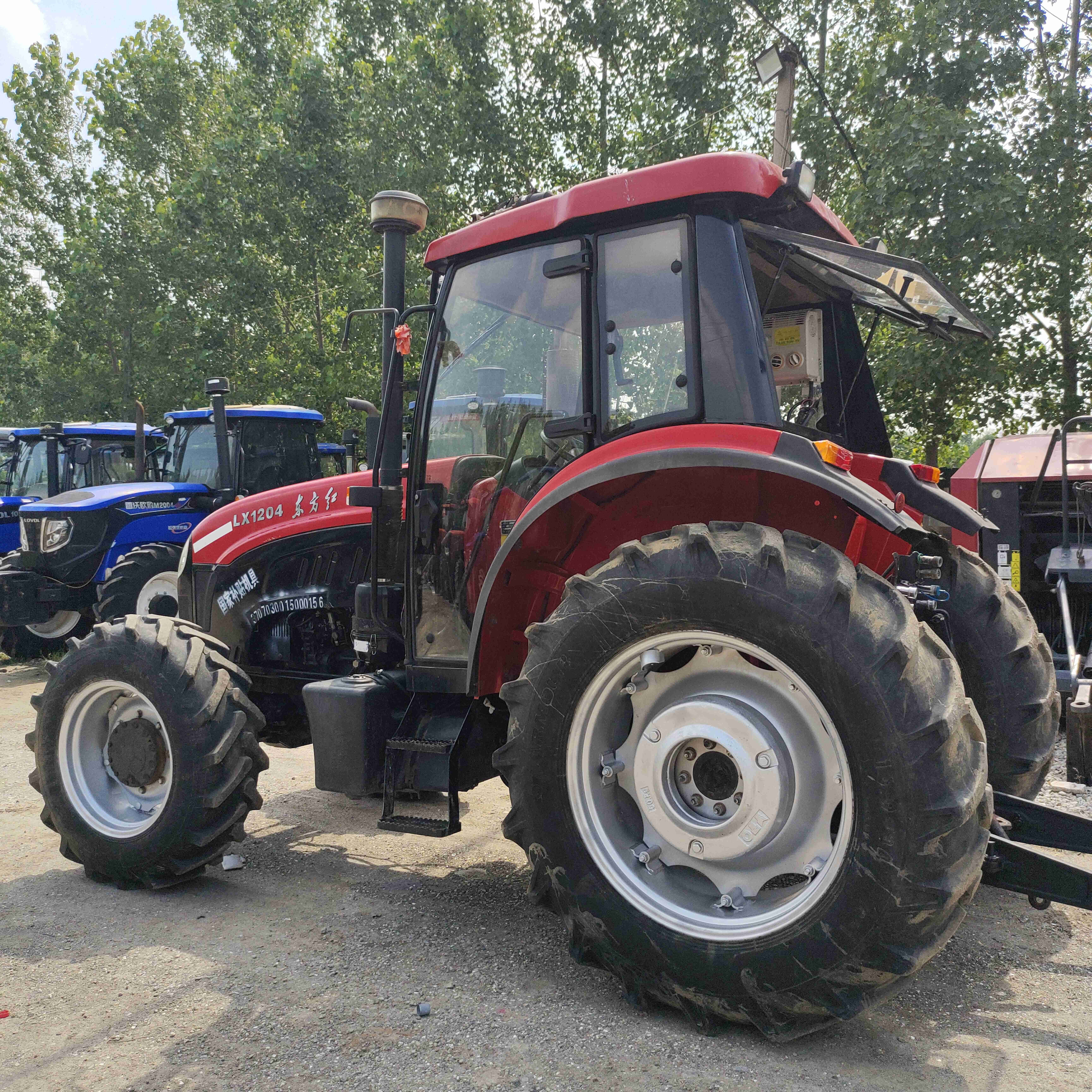 Factory Price Hot Sale 120hp YTO 1204 Farm Yto Engine A.c. Cabin Mahindra Tractor Farm Agriculture Wheel Tractors Price