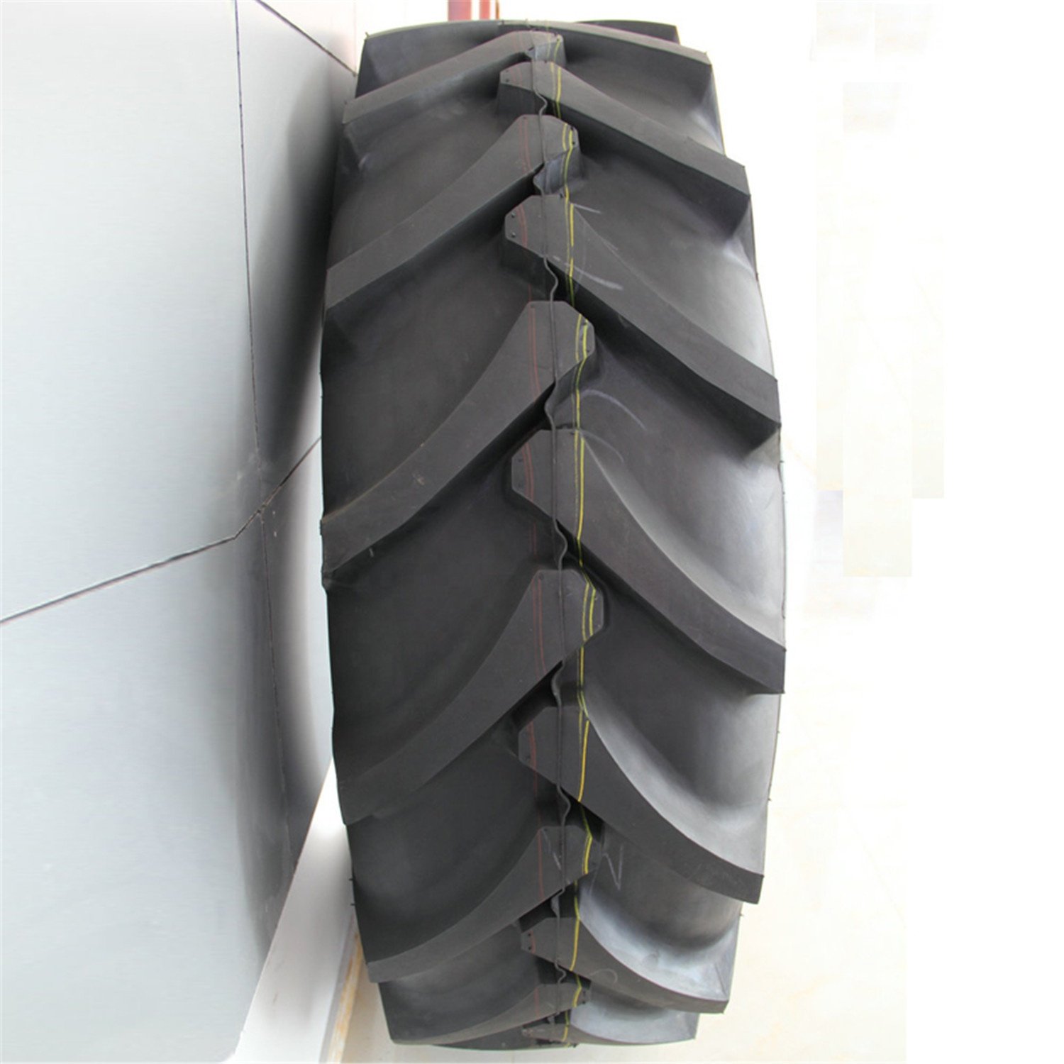 China Tire Manufacturer R1 11.2-24 12.4-28 14.9-24 15.5-38 16.9-30 18.4-30 18.4-34 18.4-38 Agricultural Tractor Tire