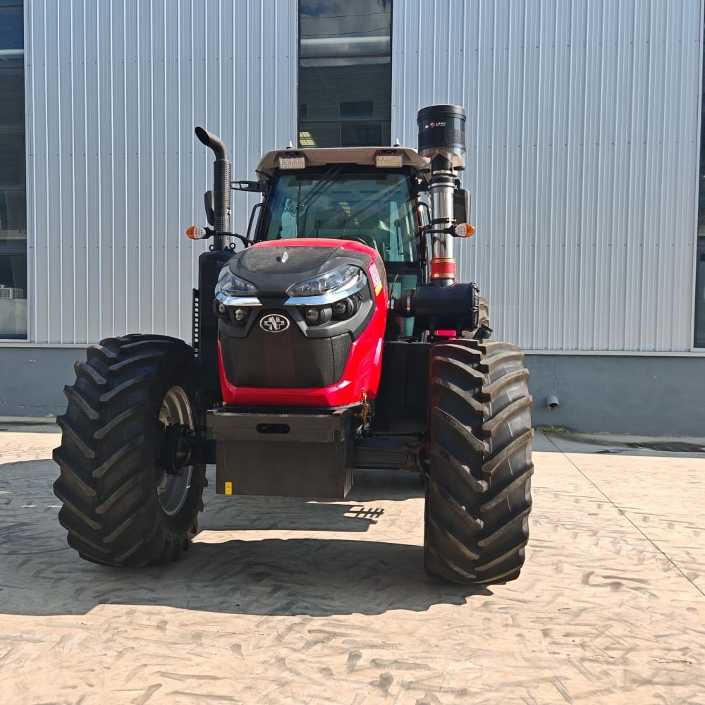 Factory Export 704 Agricultural Tractor Large Pump Four Wheel Drive Four Cylinder Tractor