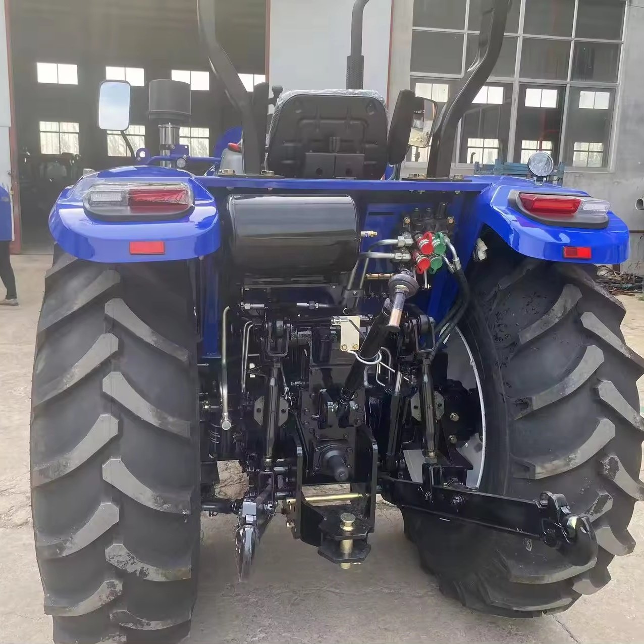 Agricultural Four Wheel Tractor 80HP with Roll bar and GPS Lovol Hood