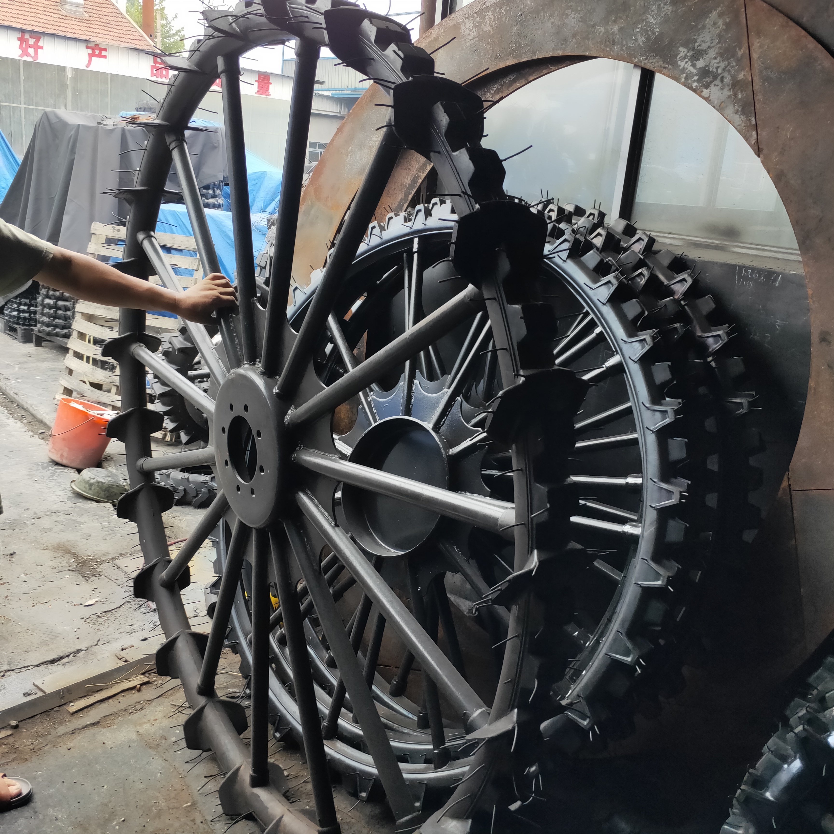 Solid Tires for Sprayer1.275 0.6 0.66 0.95 0.975 0.9 1.4 1.5 1.6 1.9 2.1 Meters Full Diameter Tire with Duck Feet Anti-sagging