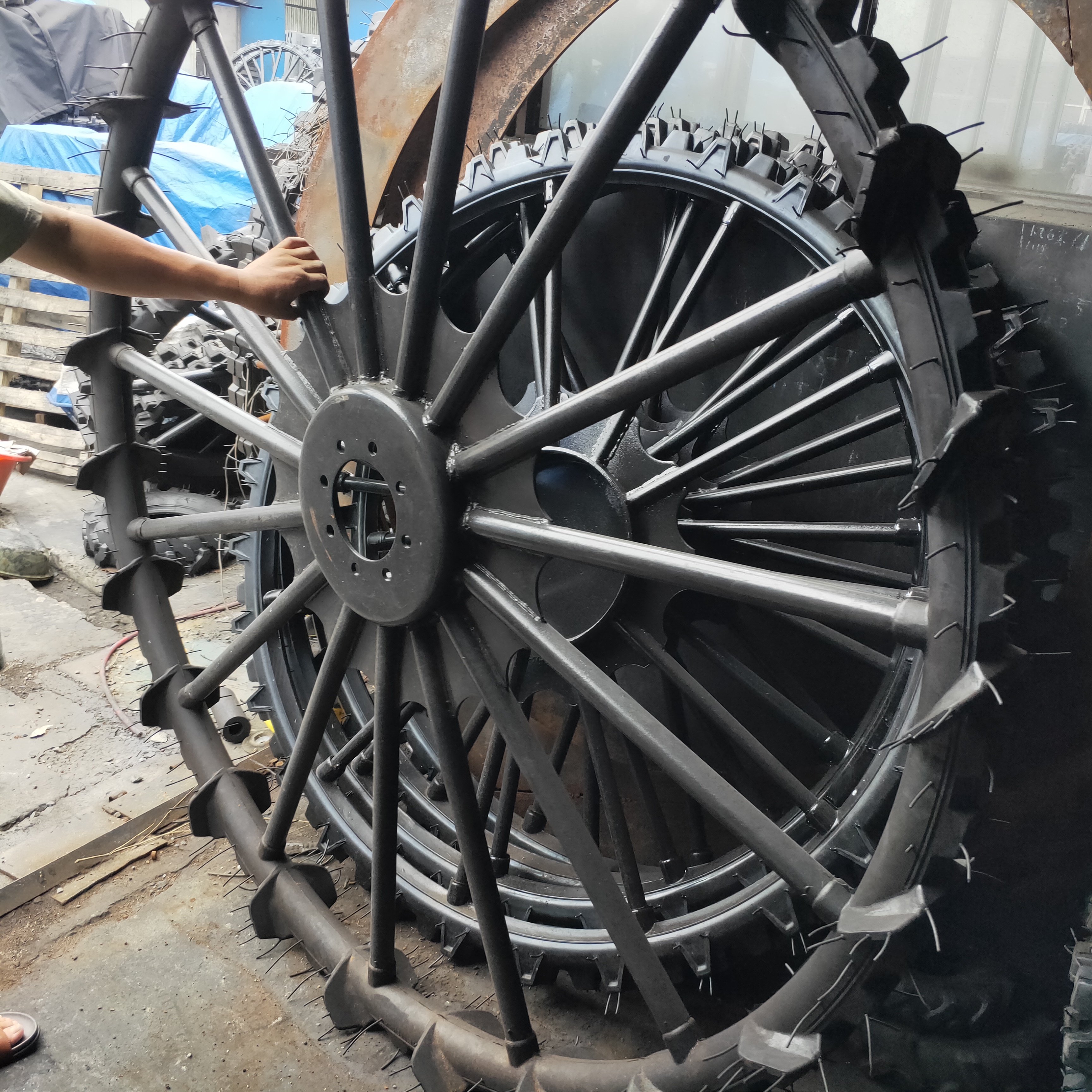 Solid Tires for Sprayer1.275 0.6 0.66 0.95 0.975 0.9 1.4 1.5 1.6 1.9 2.1 Meters Full Diameter Tire with Duck Feet Anti-sagging