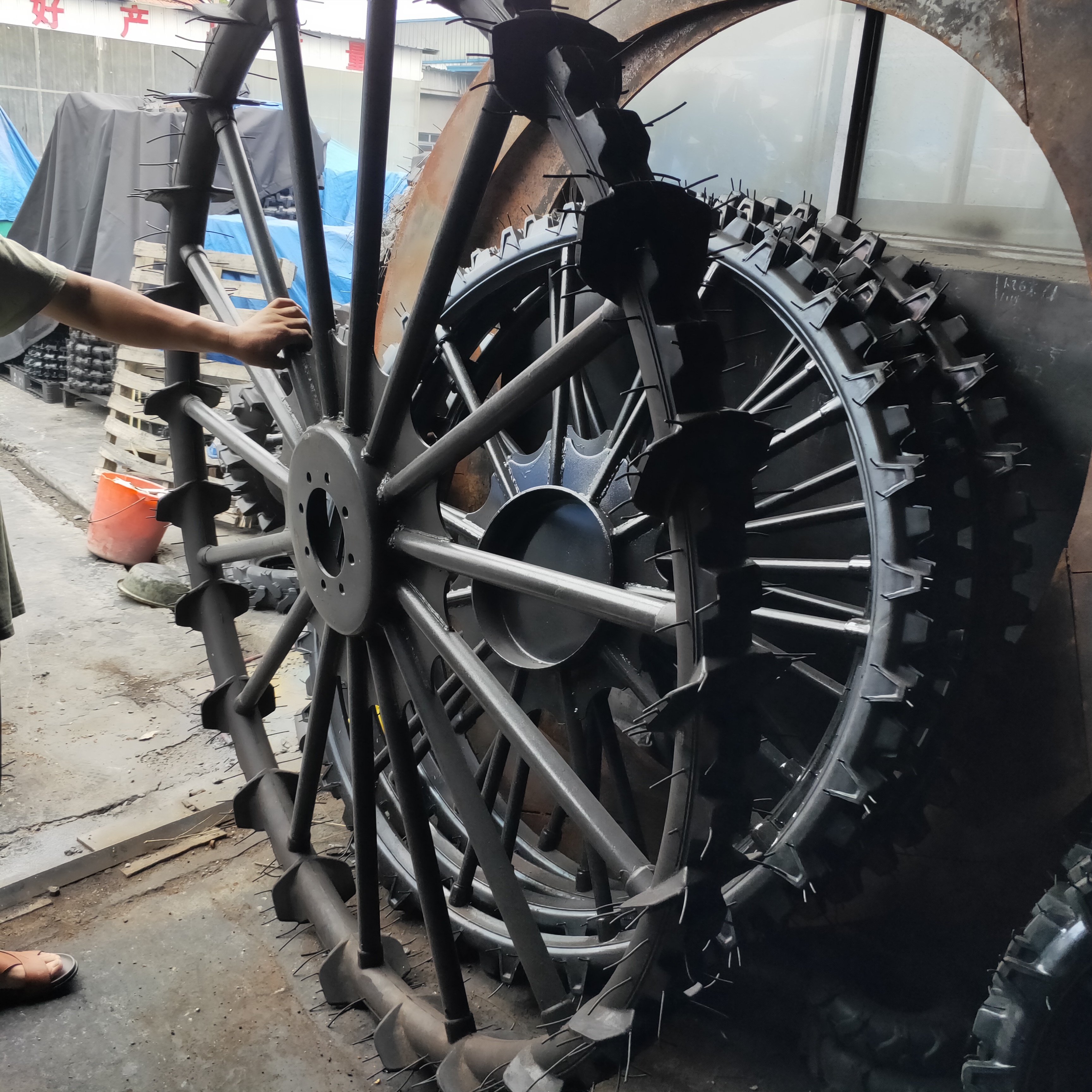 Solid Tires for Sprayer1.275 0.6 0.66 0.95 0.975 0.9 1.4 1.5 1.6 1.9 2.1 Meters Full Diameter Tire with Duck Feet Anti-sagging