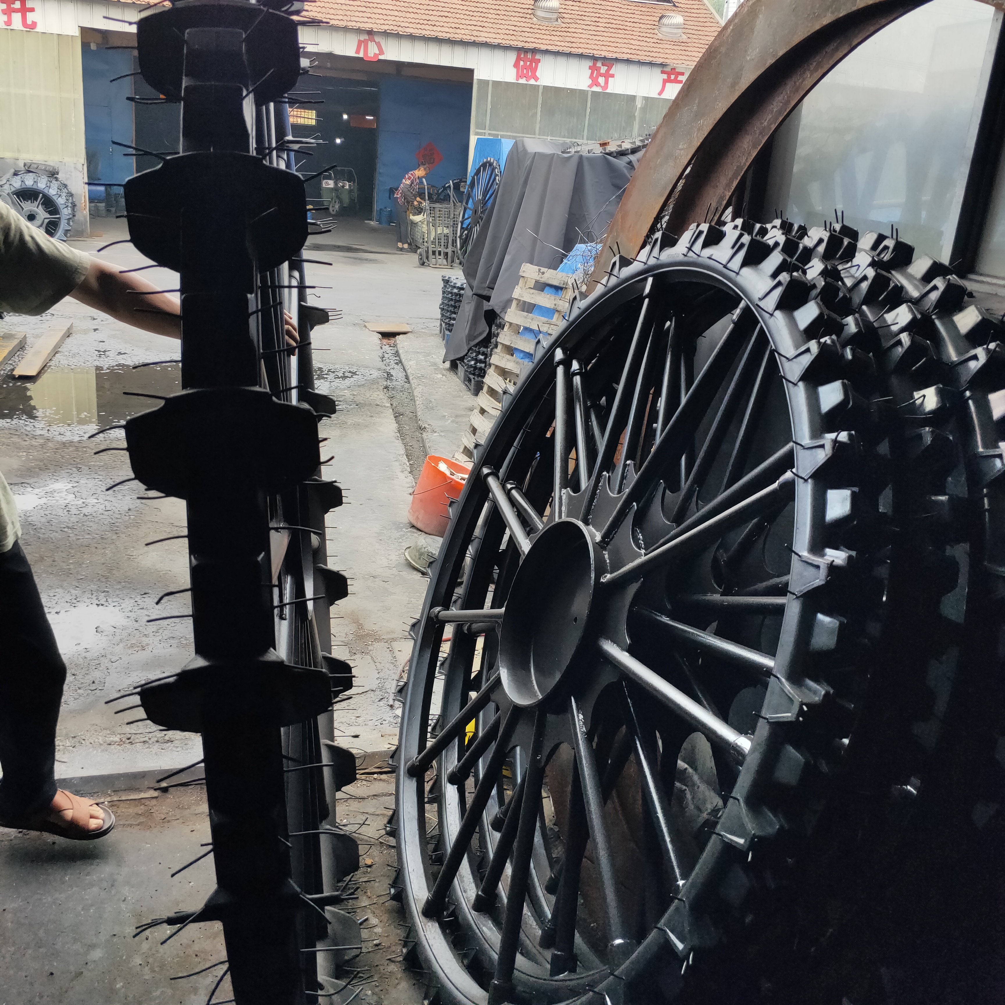 Solid Tires for Sprayer1.275 0.6 0.66 0.95 0.975 0.9 1.4 1.5 1.6 1.9 2.1 Meters Full Diameter Tire with Duck Feet Anti-sagging