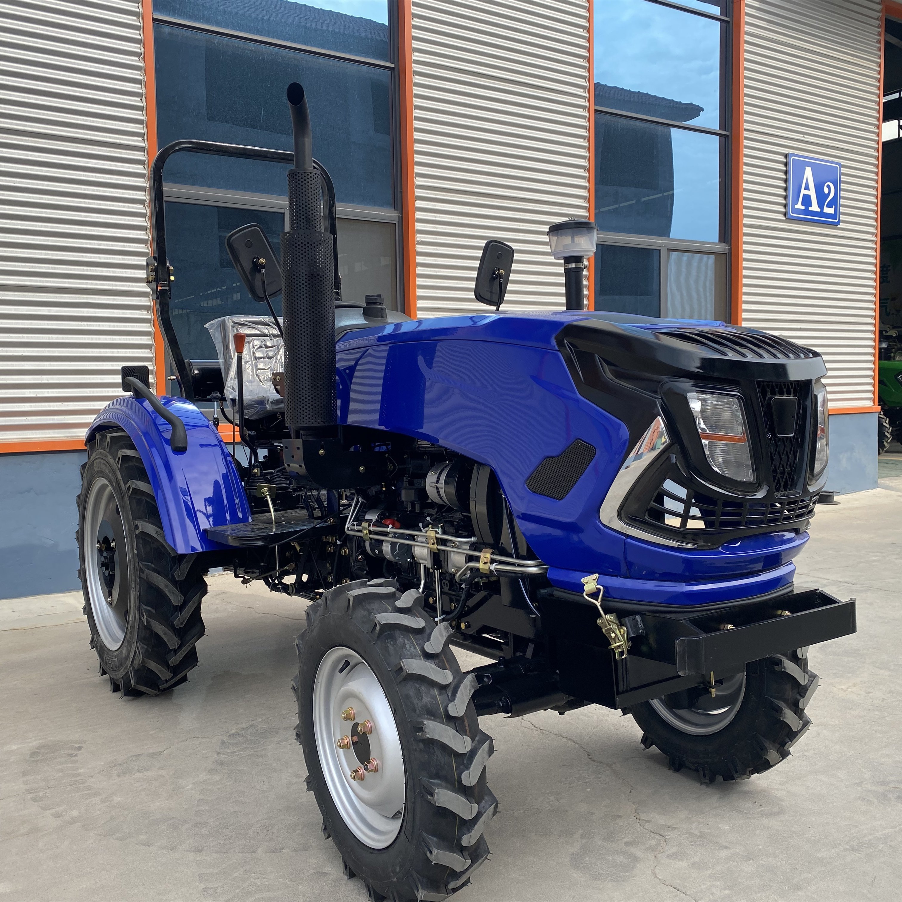 China Wholesale High Power Dozer Shovel Small Tractors Mini 4x4 Farm Agricol Tractor Ploughing