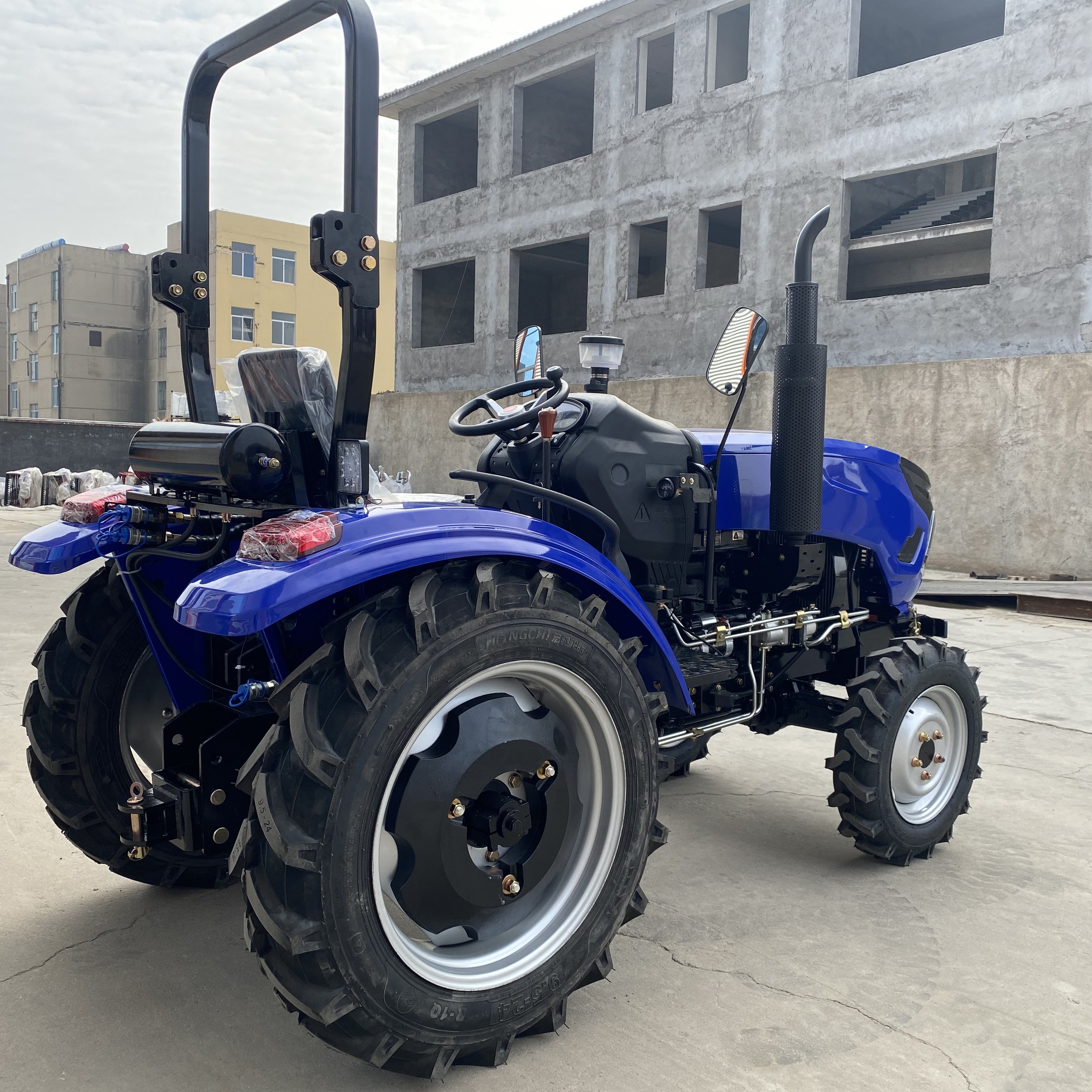 China Wholesale High Power Dozer Shovel Small Tractors Mini 4x4 Farm Agricol Tractor Ploughing