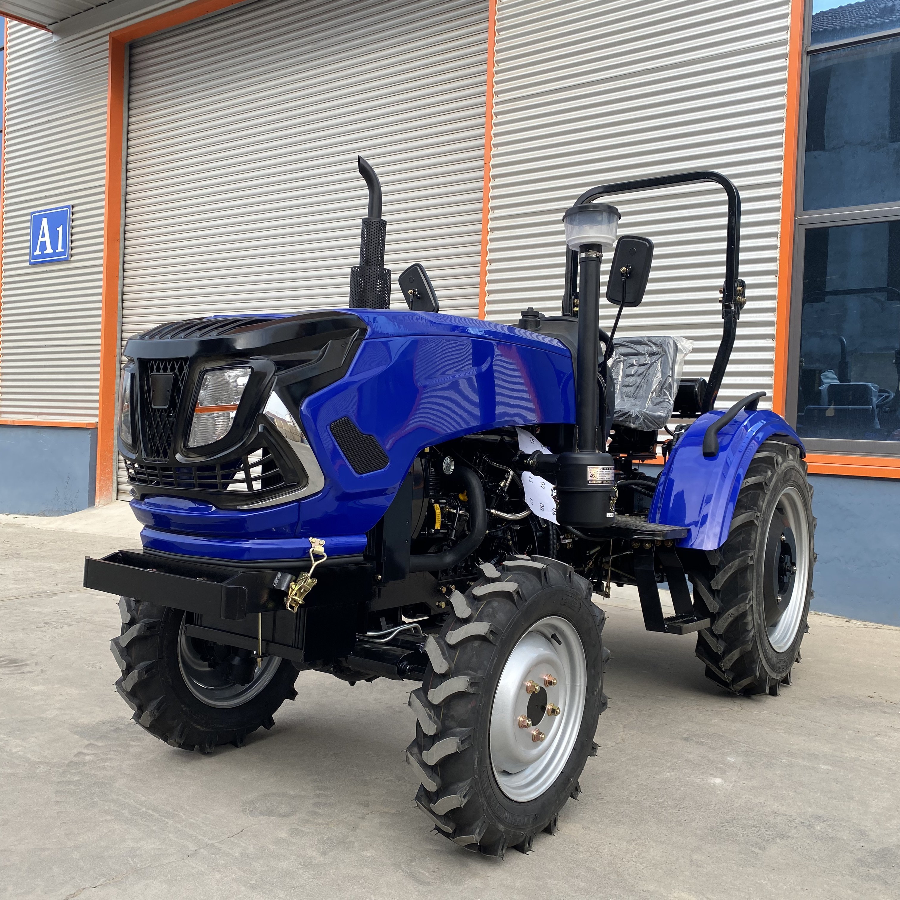 China Wholesale High Power Dozer Shovel Small Tractors Mini 4x4 Farm Agricol Tractor Ploughing